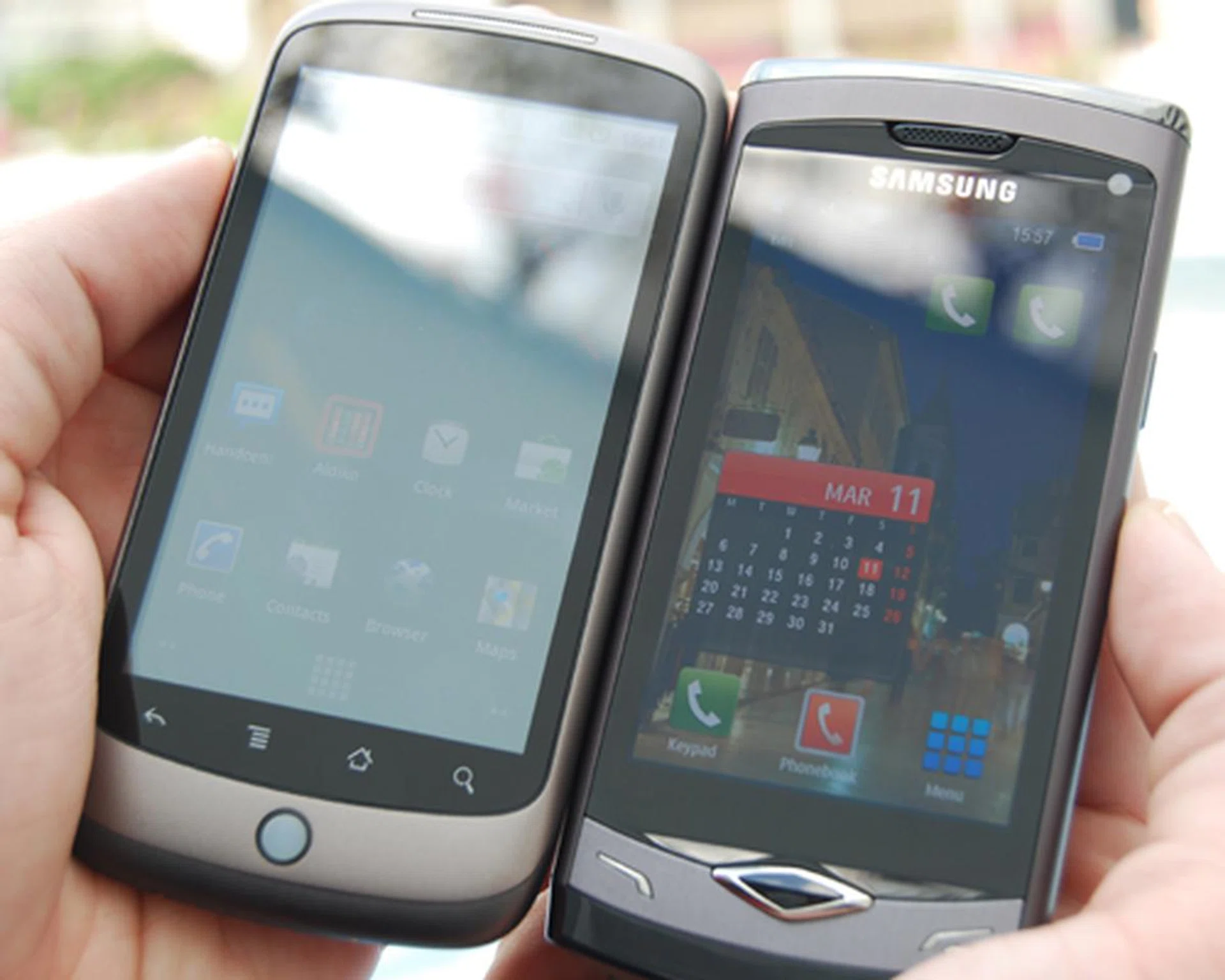 Under direct sunlight, the Google Nexus One's (left) AMOLED display is totally washed out, whereas there is still a semblance of legibility with the Samsung Wave's Super AMOLED display.