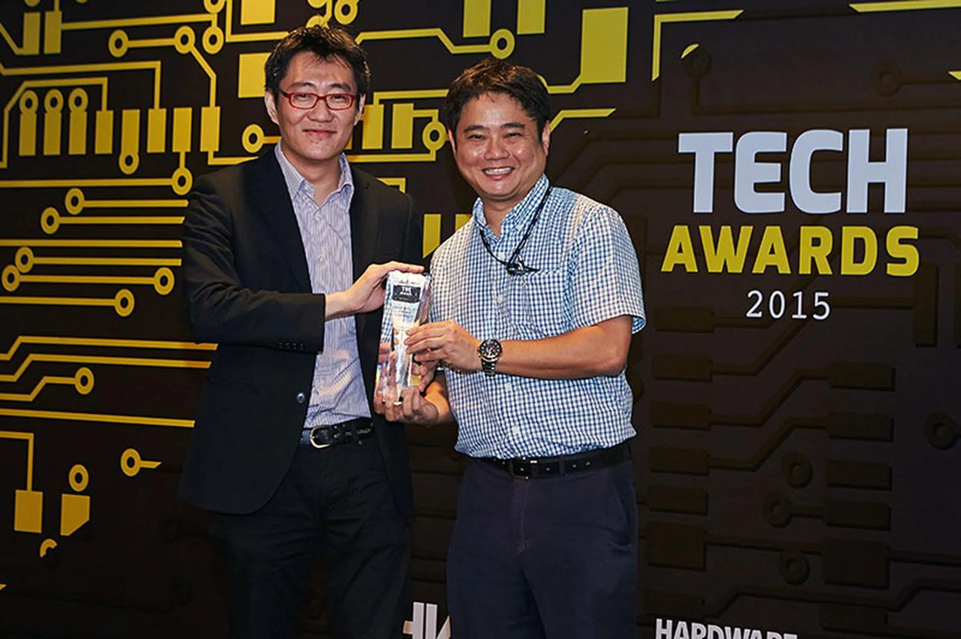 Receiving the trophy here is Mr. Tan Lip Hwee, Product Marketing Manager for Creative. The company's Sound Blaster Roar is the winner of our Best Wireless Portable Speakers award.