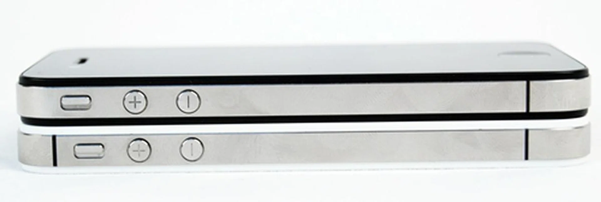 With the addition of a second antenna, the iPhone 4S (below) is able to intelligently switch between the two antennas for better call quality. Notice the dual antenna strips on the new phone vs. the single strip on the older phone. This solved the "Antennagate" issue that plagued its predecessor.