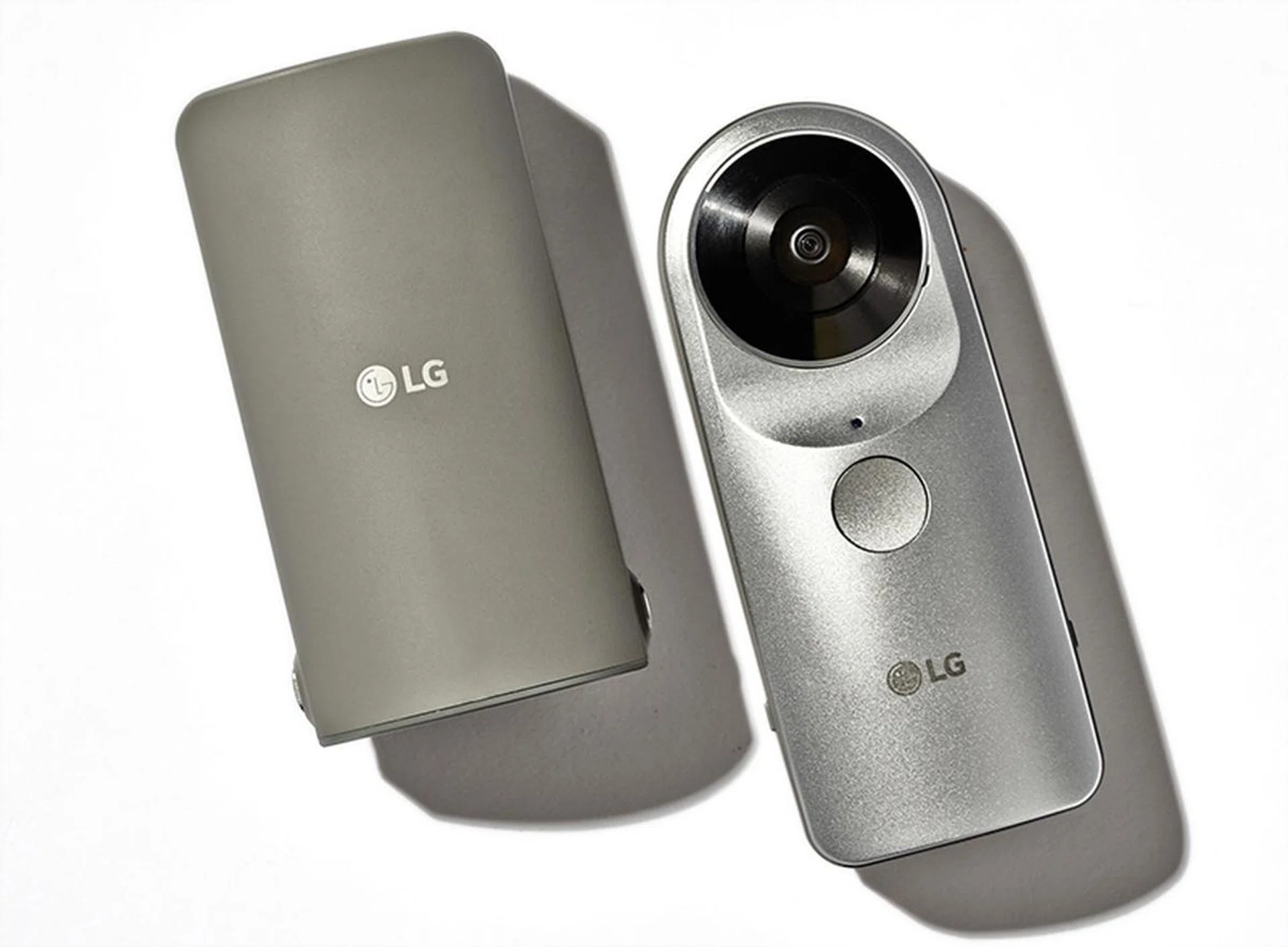 The cover both protects the lens and acts as an extended grip for the camera.
