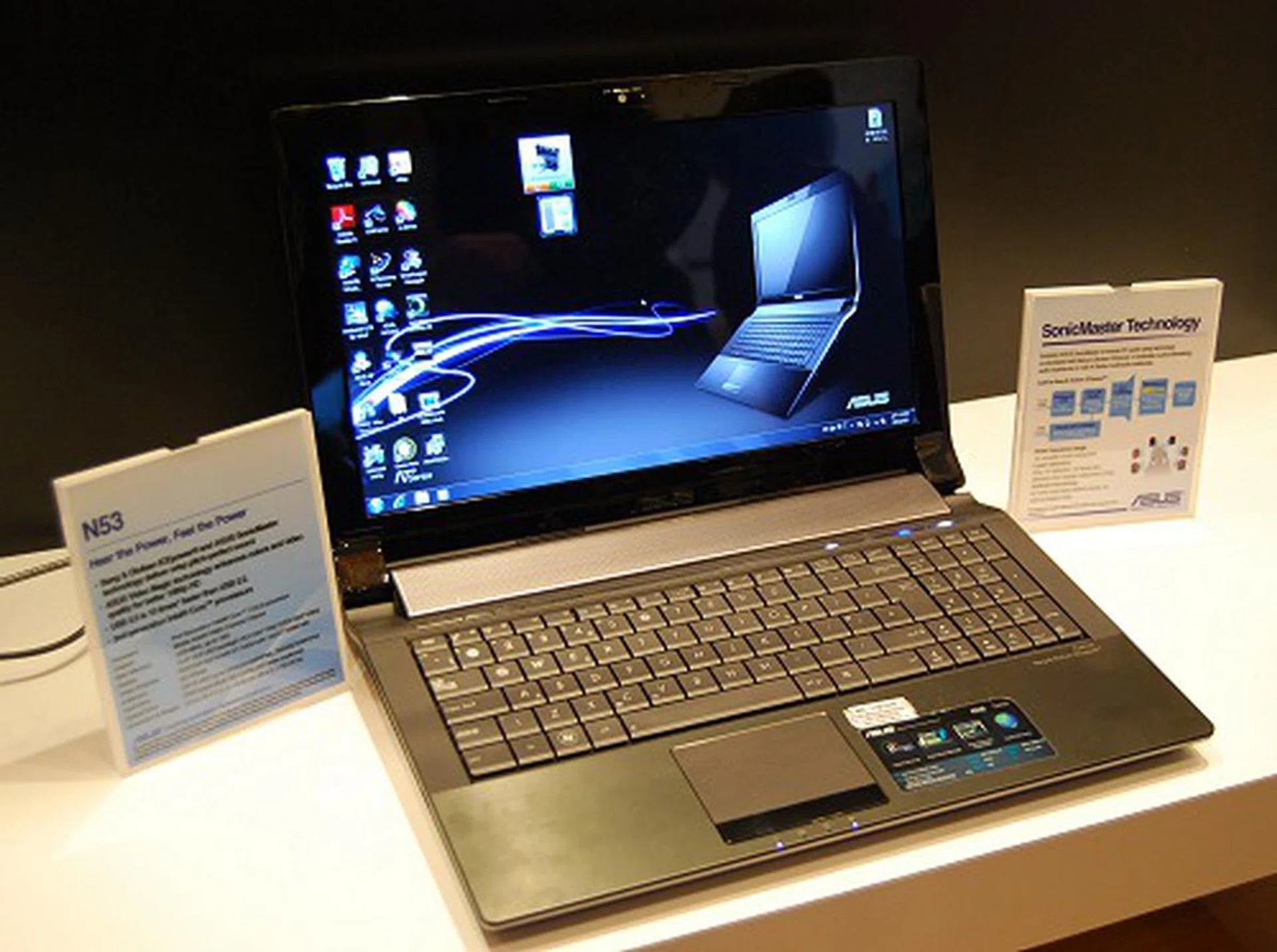 We saw the huge and interesting looking NX90 not long back, and in this show, we saw the newer and smaller sibling, the N53. Using the same B&O ICEPower and ASUS SonicMaster technology for better audio performance, the N53 15.6-inch notebook carries newer underlying hardware like the second generation Intel Core processors, Intel HM65 chipset, GeForce GT 550M with 2GB video RAM and USB 3.0.
