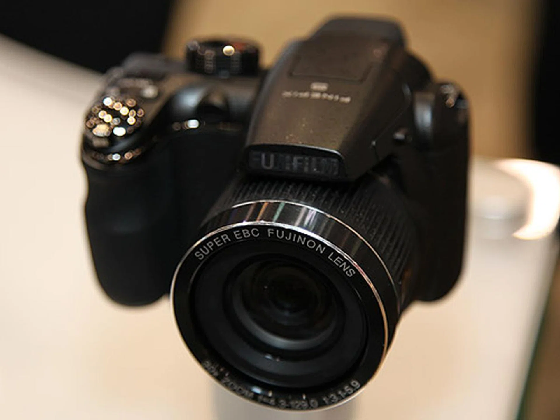 The FinePix S4000 is similar to the S3200 except that it has an even longer optical zoom lens which is capable of zooms up to 30x.
