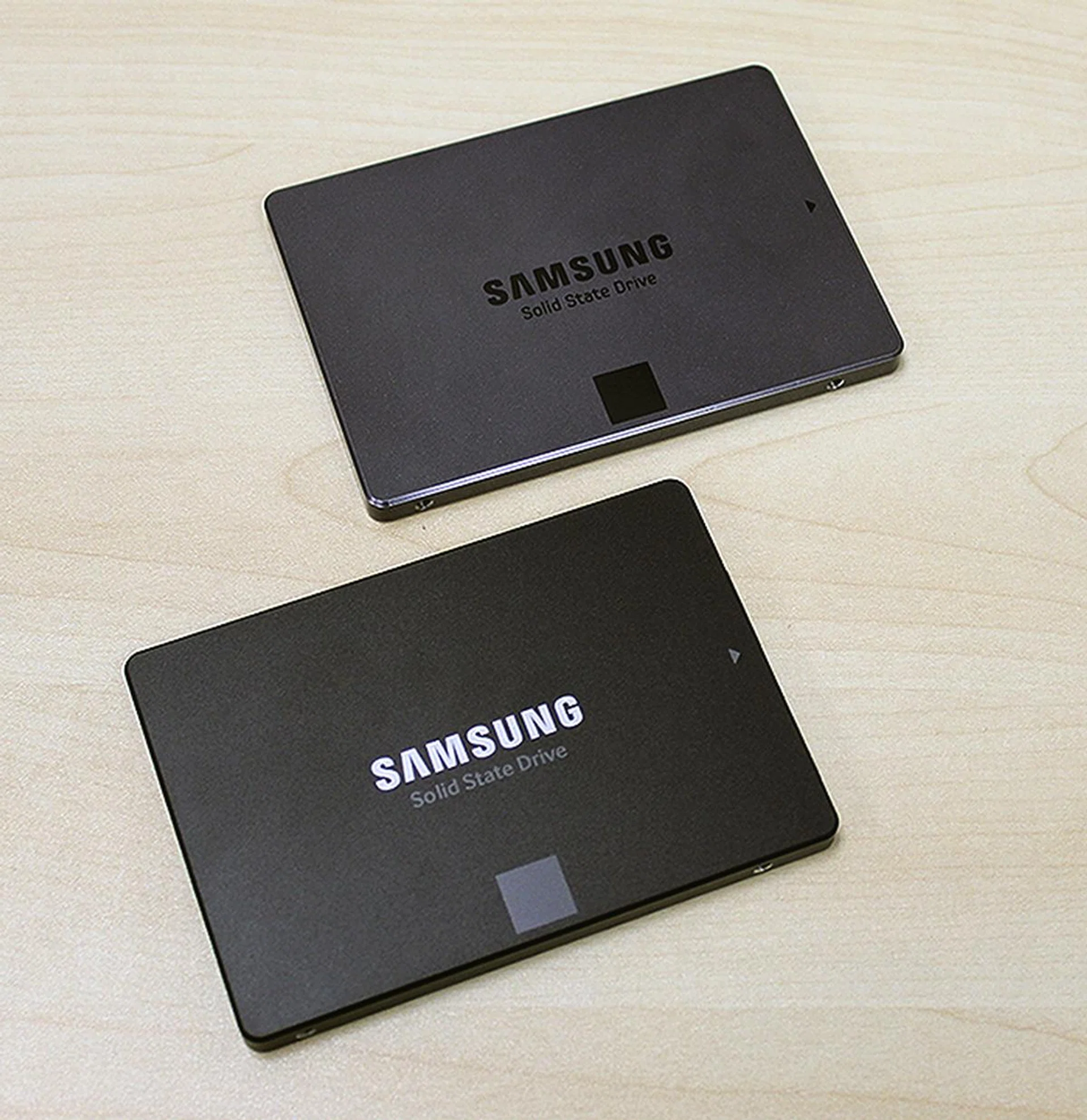 On top we have the older SSD 840 Evo and below lies the newer SSD 850 Evo. Samsung seems to have swap color schemes for the drives.