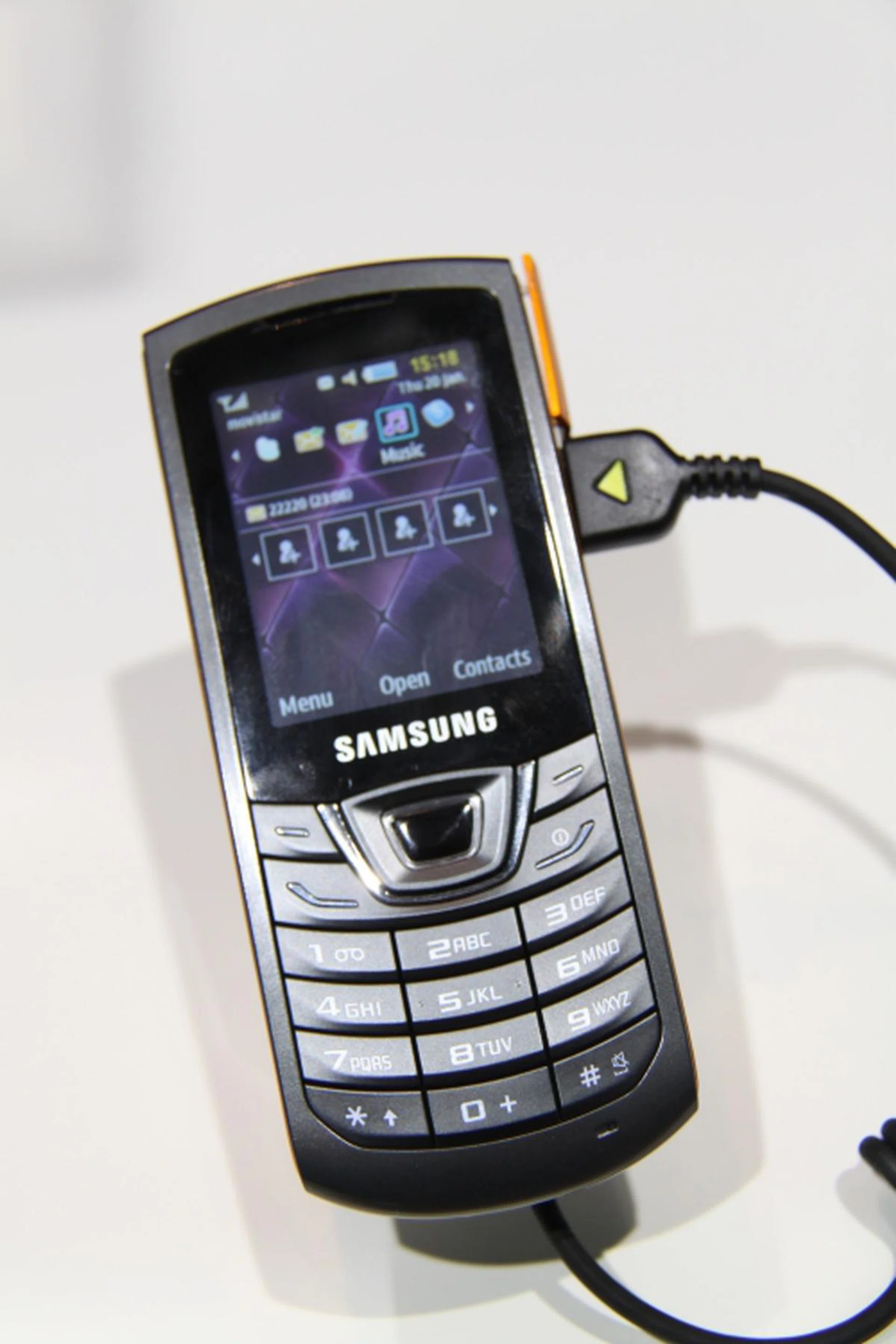 The Monte Bar is basically the same as the Monte except that it's a candybar version with an ergonomic rear body and smooth & rounded design. It also supports music recognition and background music.