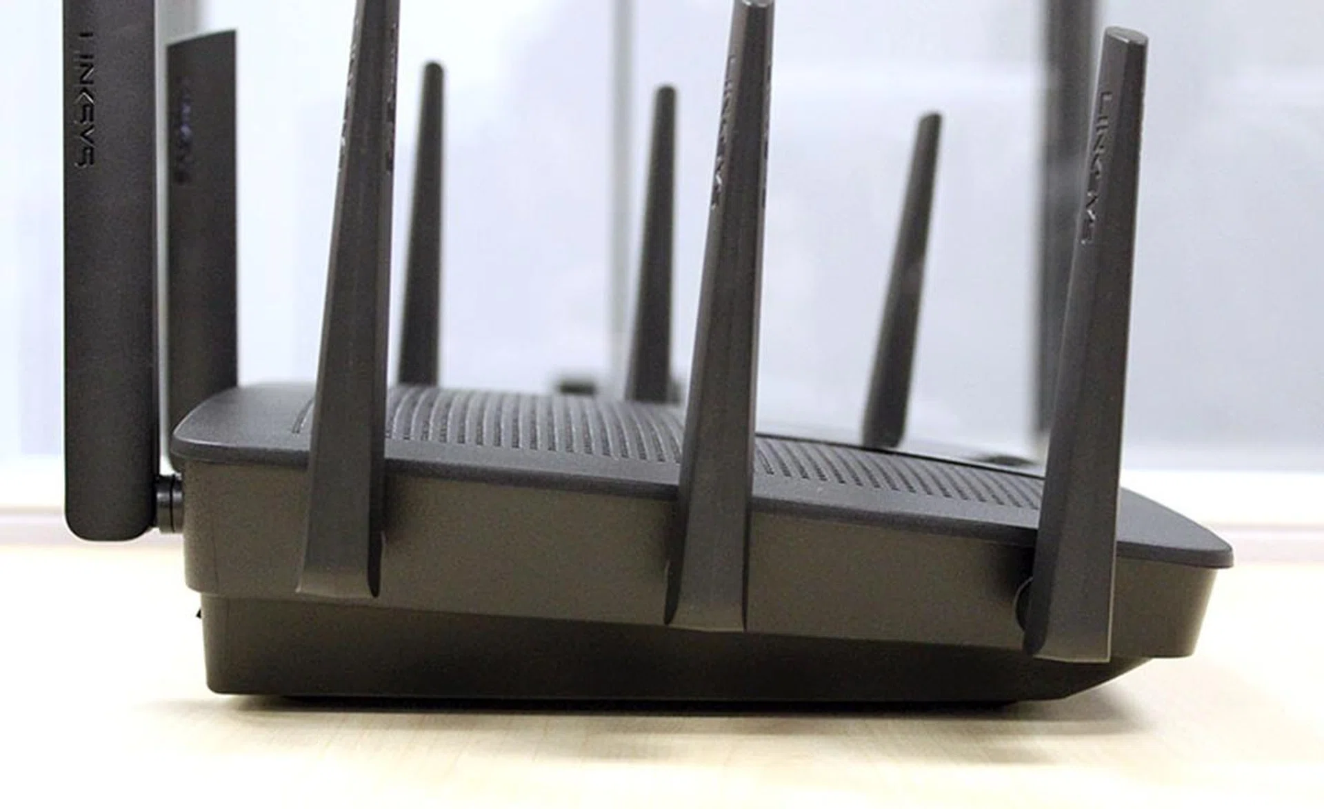 The EA9500 is one bulky router, just look at how thick it is.