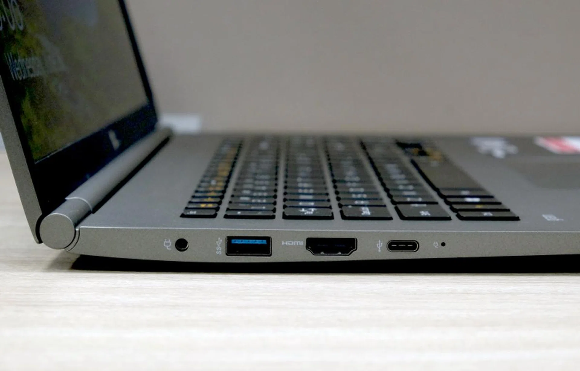 On the left is a power jack, USB-A USB 3.0 port, a full-size HDMi port, and a USB-C Thunderbolt 3 port.