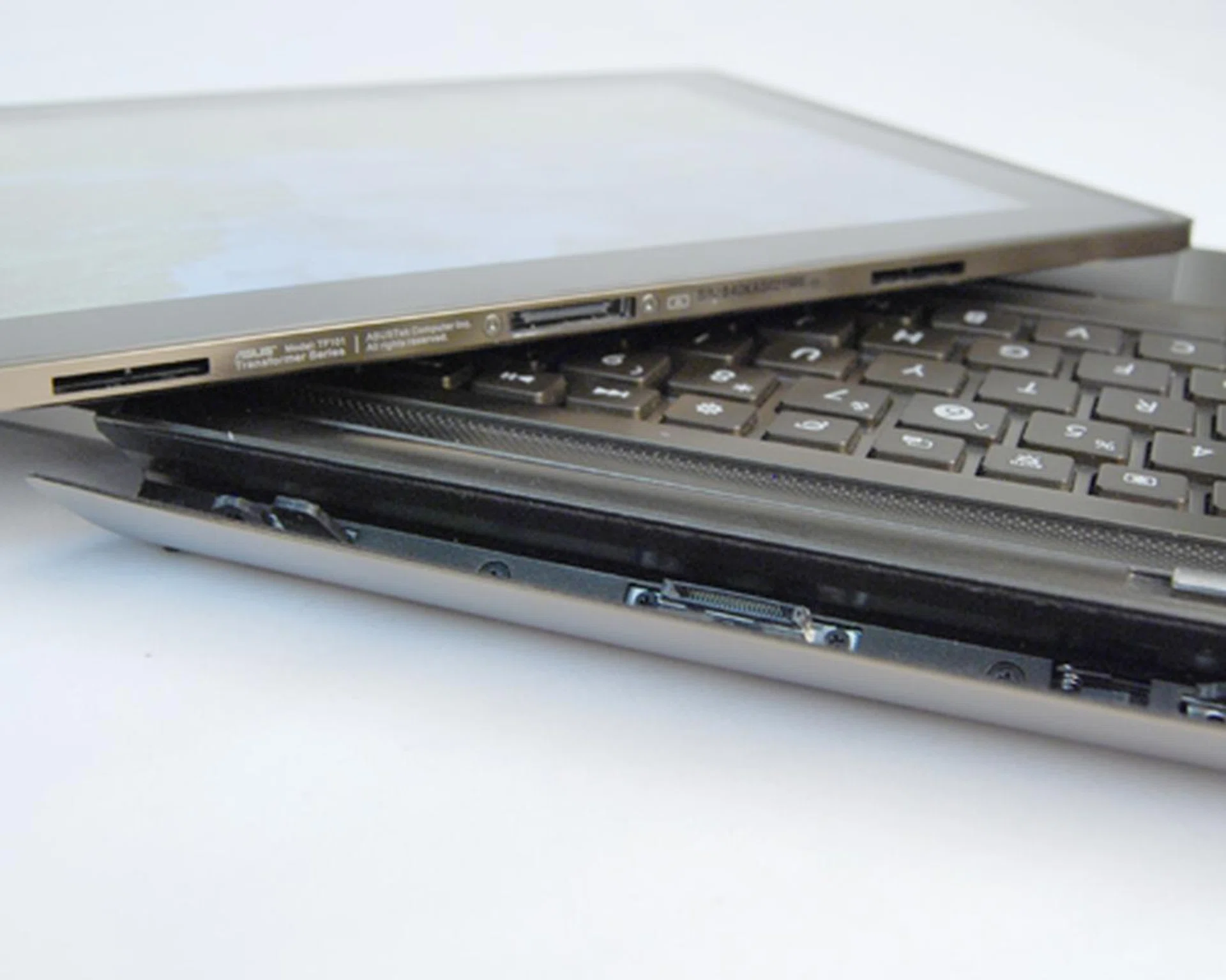 Two latches secures the tablet and the dock together, and we were impressed with how it remained locked down even when we tried to pry it apart.