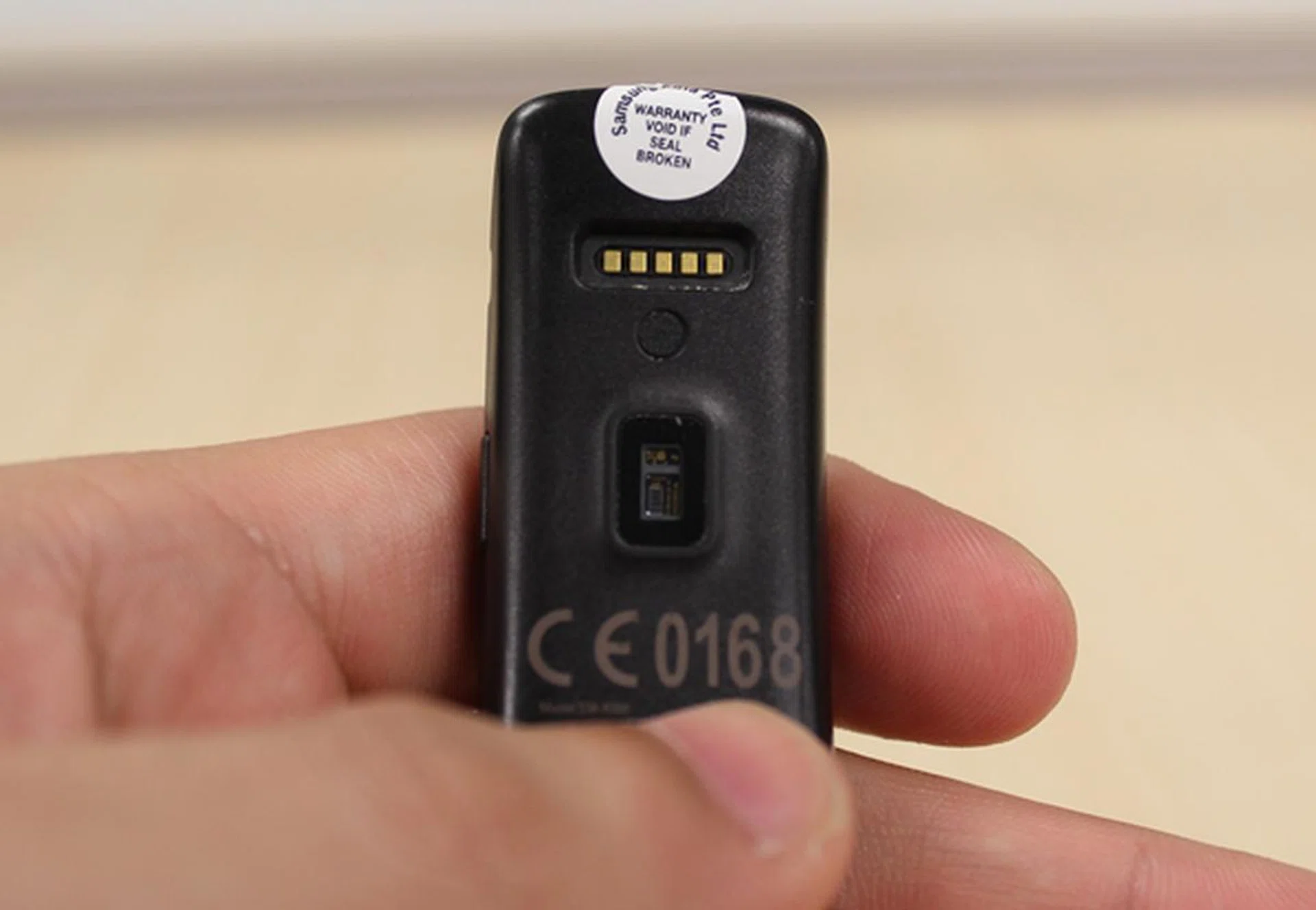Seen are are the charging contacts and heart rate sensor at the underside of the Samsung Gear Fit.