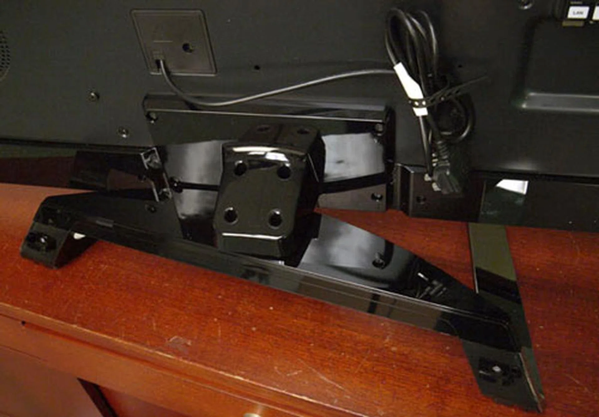 The secret behind the LM9600's swiveling feature lies with this rather ingenious joint tucked behind the panel. It swivels approximately 20 degrees both ways. 