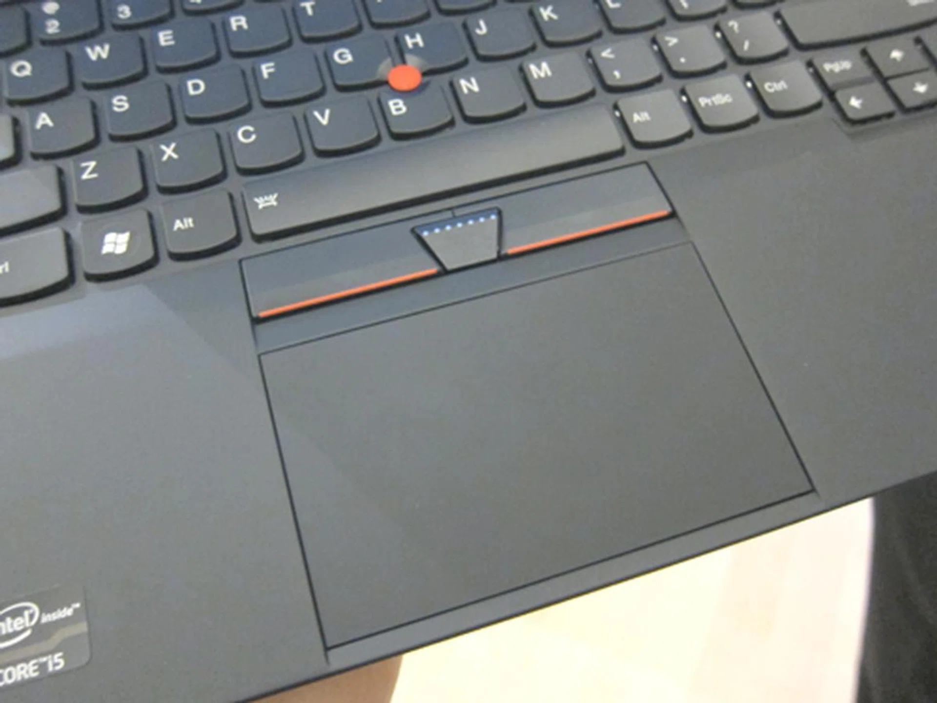 The keyboard and trackpad on the Thinkpad X1 Carbon easily outperforms those from other manufacturers. Keys are responsive and are very comfortable to type on. Thinkpad Purists will be delighted to know that the pointing stick is still present.