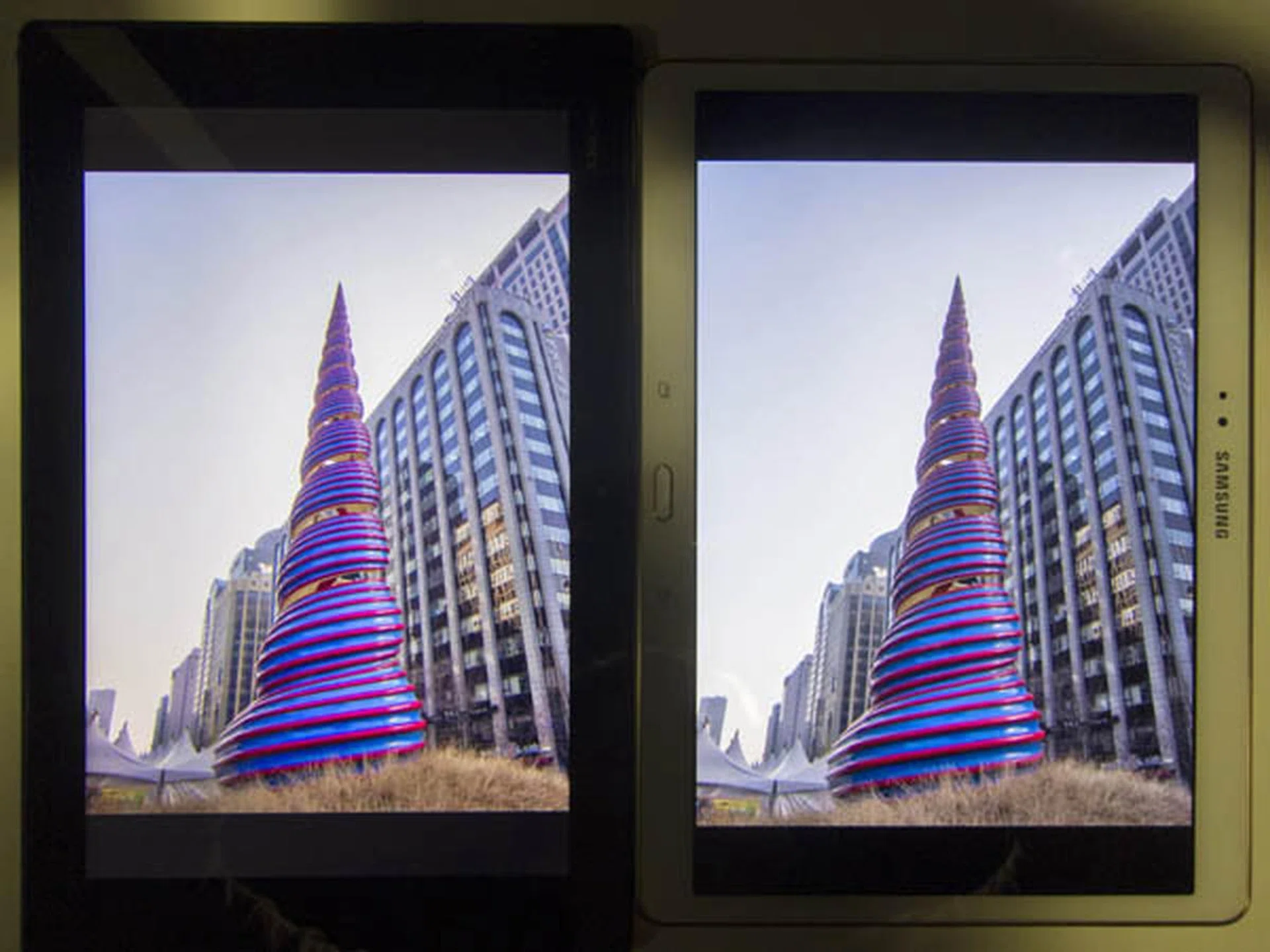 Both Z2 Tablet (left) and Tab S (right) render colors nicely in a different way.