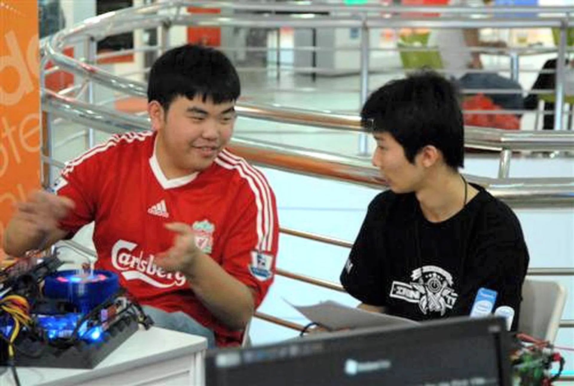  lolhalol explaining some of the finer points on overclocking to our marshal.  