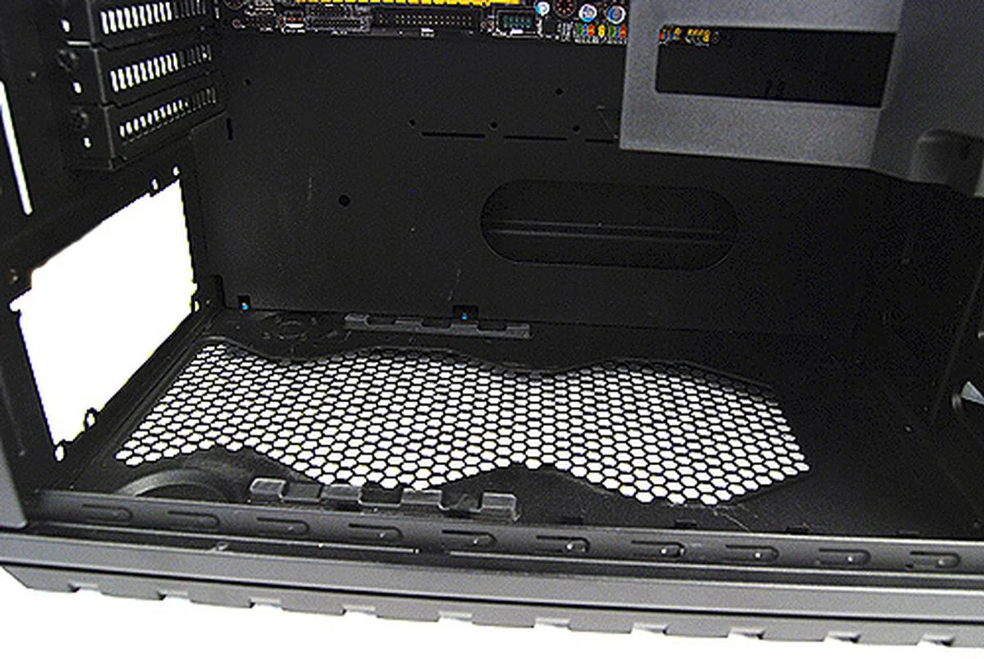 The PSU bay is lined with two long strips of rubber to help cushion and absorb vibrations. And as you can see, it's mighty spacious.