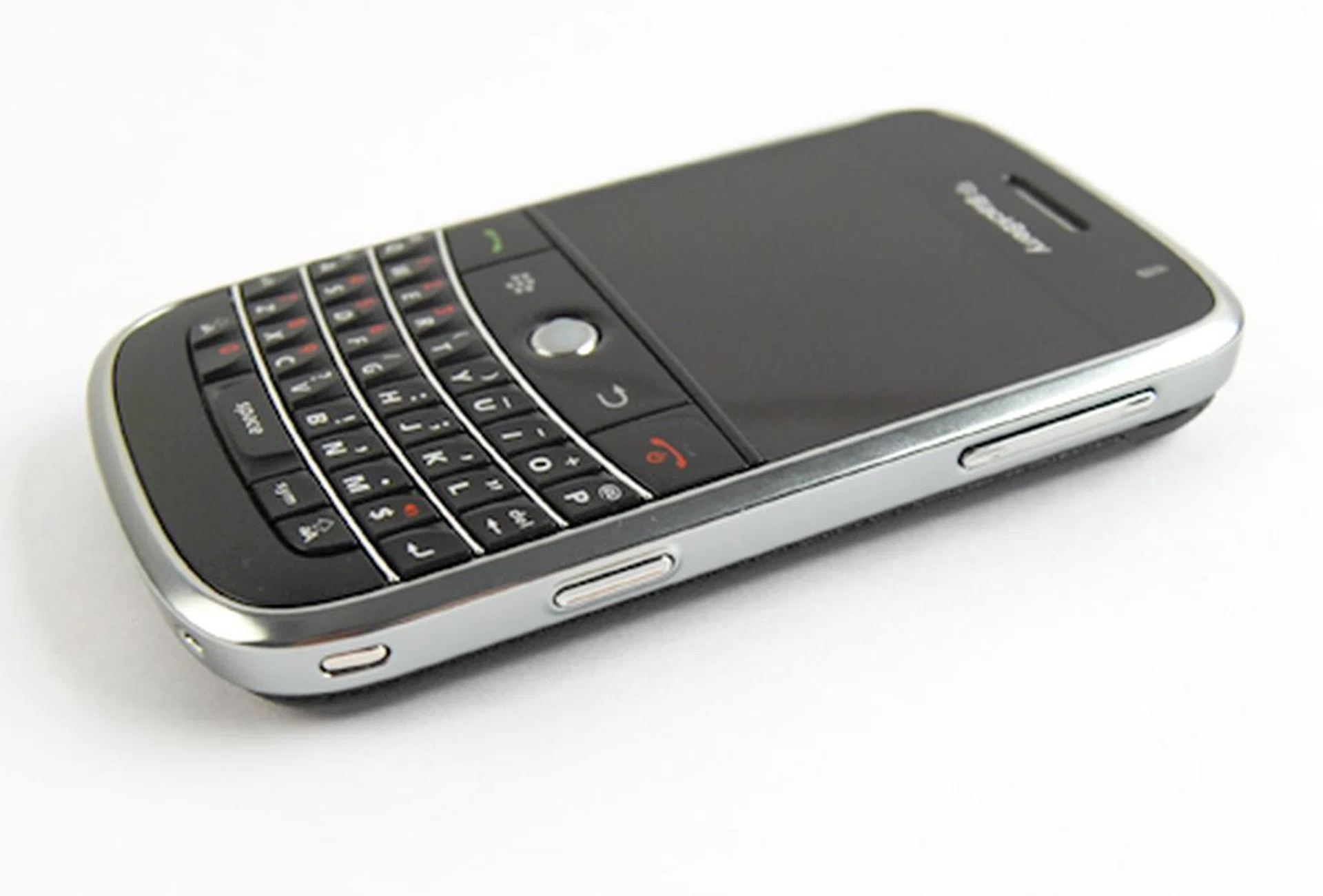 The right profile is reserved for its Volume and Camera button, both of which were raised to an optimum level for pressing without creating an unnecessary bulge to the overall smooth design of the Bold.