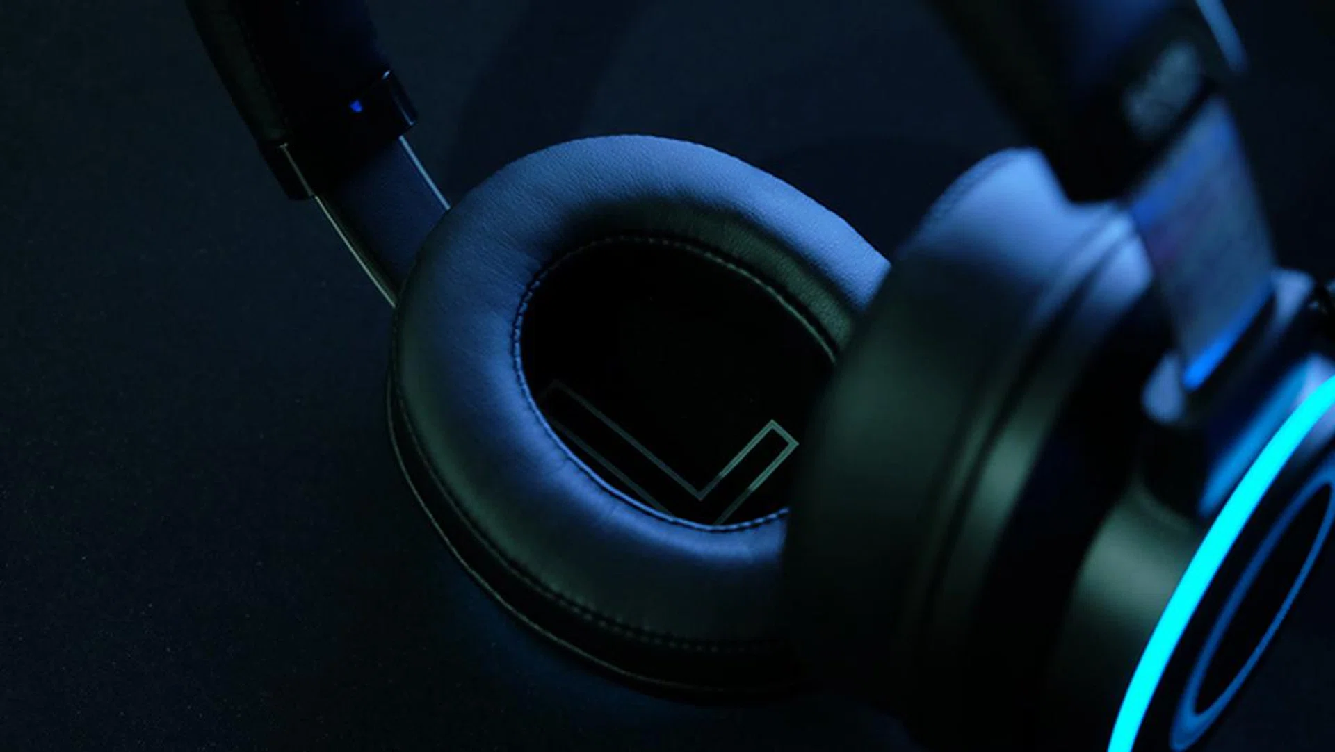 The ear cups are clearly labelled so you don't put the headset on the wrong way. 