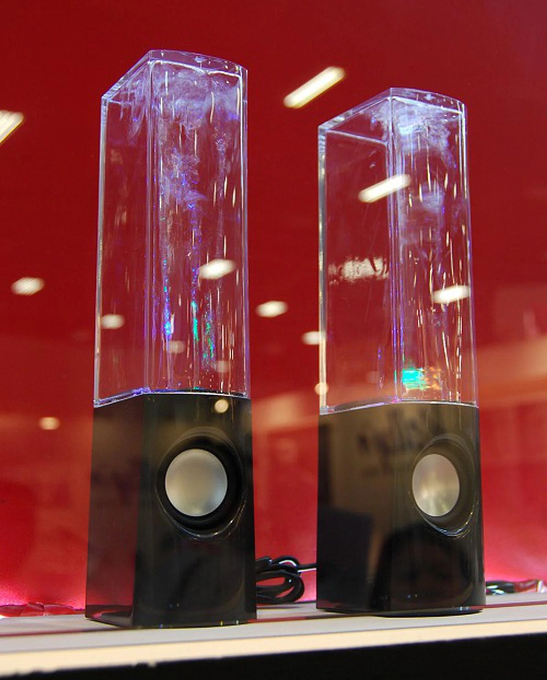 If you need a conversational piece that's small, affordable and something anyone would go wow, you got to check out ATake's dancing water speakers. Simple and compact, it's well executed. Works with a PC or functions as a stand-alone with other inputs via 3.5mm audio jack, the speakers have an output of 6 watts and run on USB power.