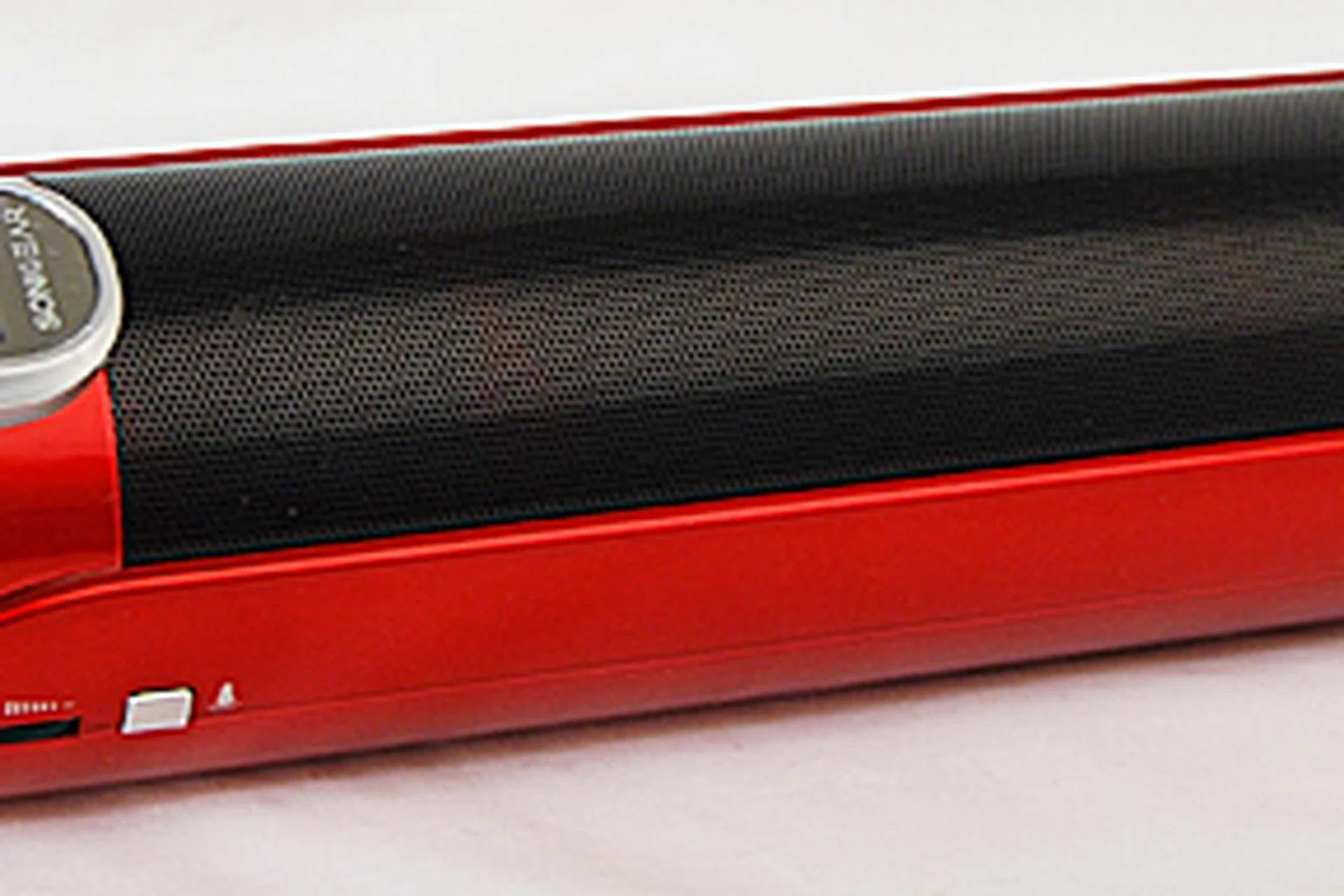 The Go! Ion 900 Torch resembles a cross between a vacuum flash and a torch. It is also similarly sized.