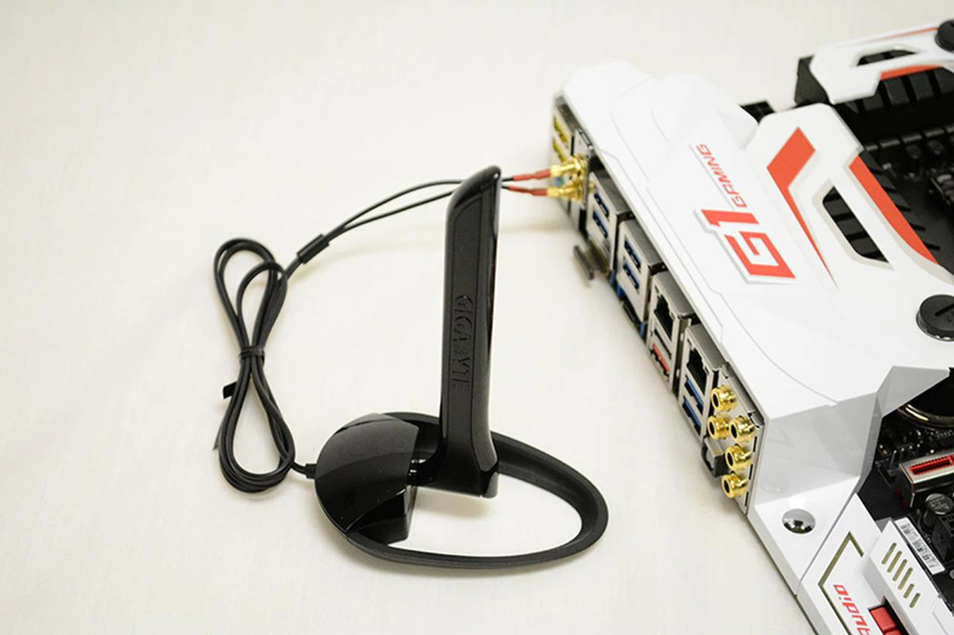 A look at the 2x2 Wi-Fi antennae.