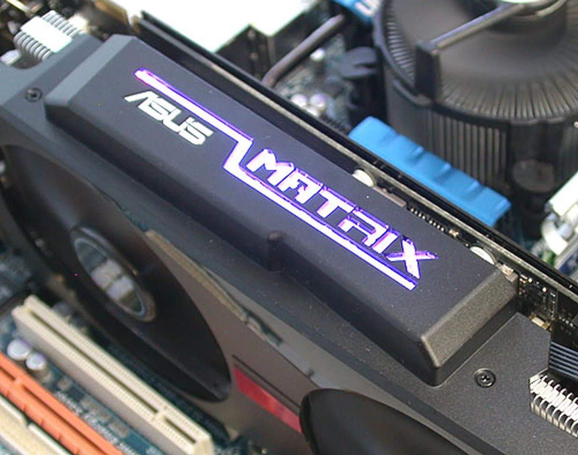 Users can find out the load on the GPU at a glance with this LED Load indicator. There are five colors, with green being Safe Mode, light blue representing light loads and red the heaviest. This is a feature that has been present on ASUS' Matrix cards for a while now.