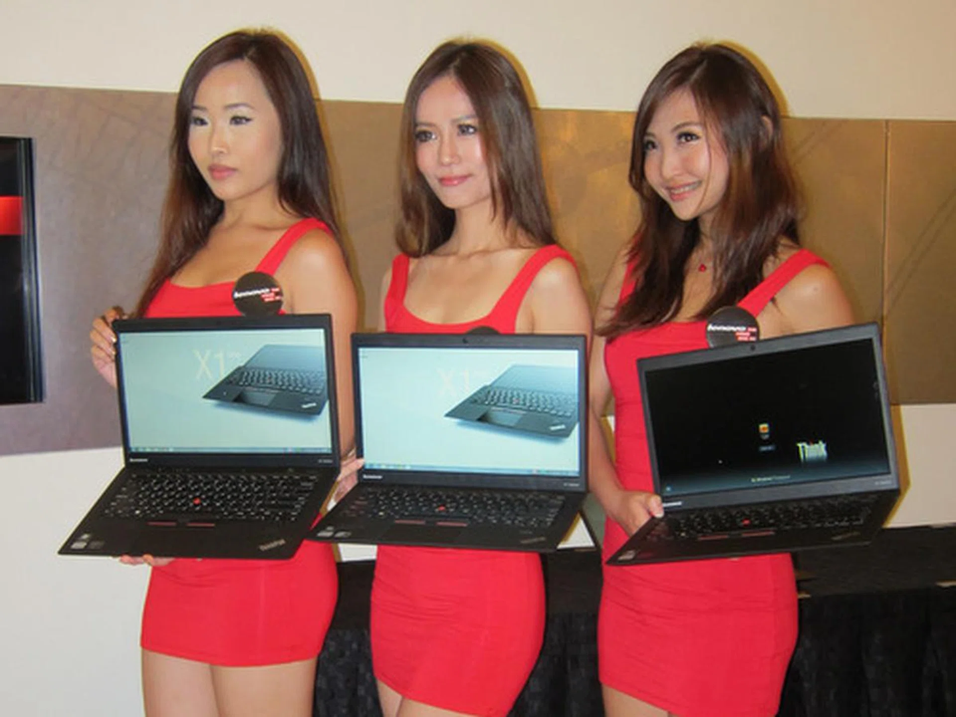 The Lenovo Thinkpad X1 Carbon is the follow-up to last year's very impressive Thinkpad X1, and is the lightest professional notebook that money can get you. 