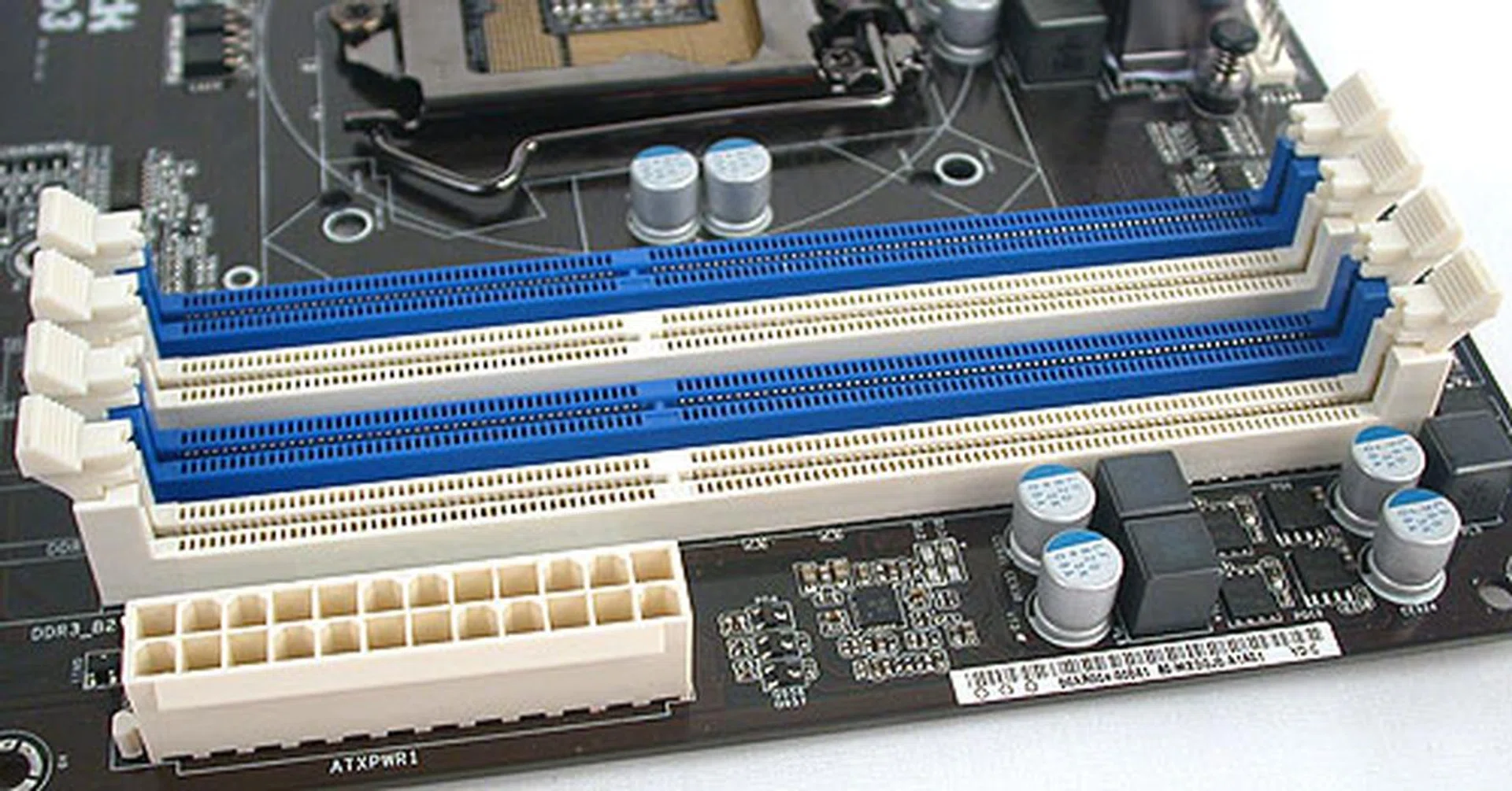 The standard dual-channel, four DDR3 DIMM configuration that you'll find on practically all P67 boards. The memory support goes up to 2133MHz, with a max capacity of 32GB. Intel's Extreme Memory Profile (XMP) is supported.