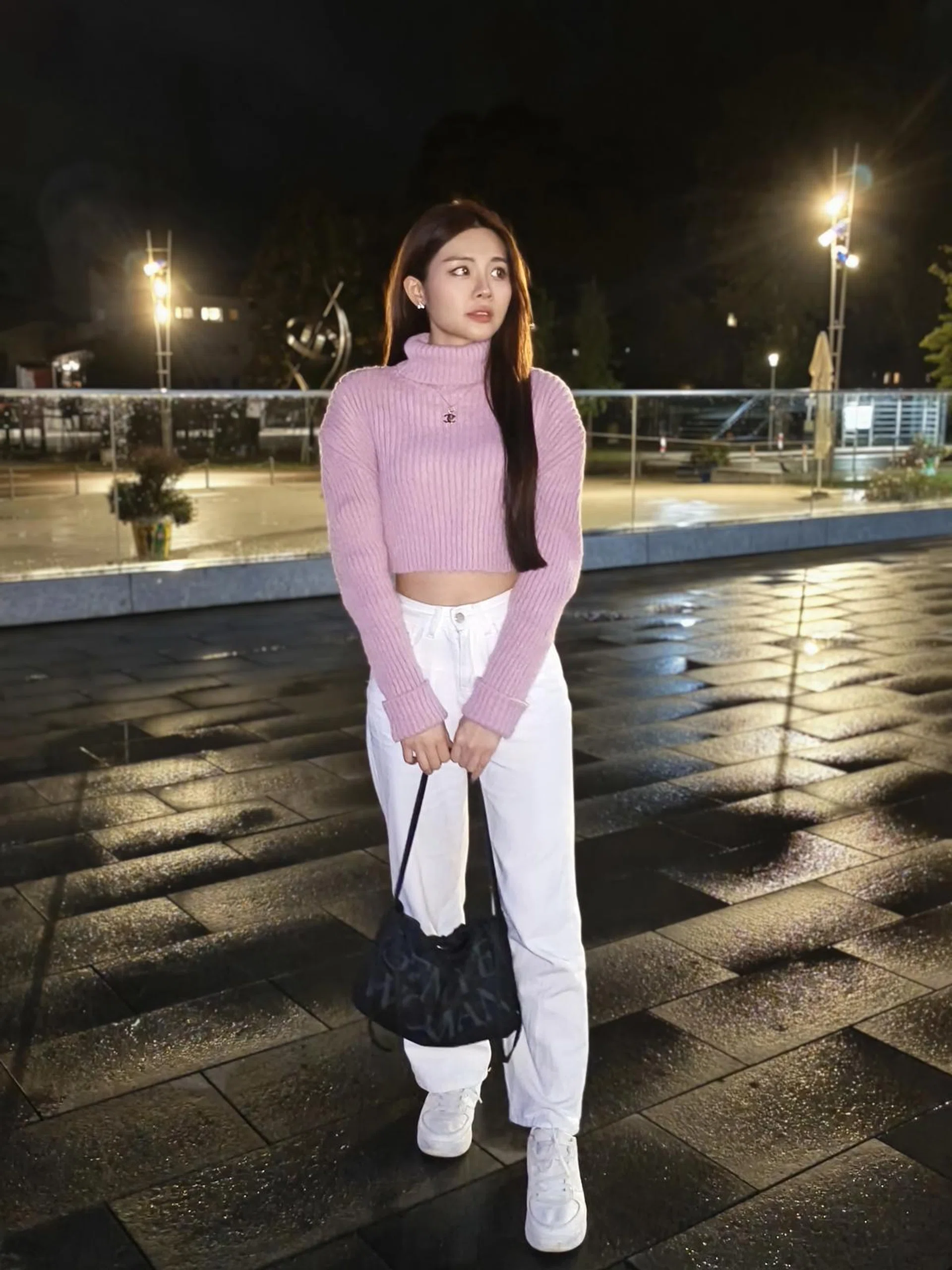 35mm, portrait mode, Aura Light fill light switched on, automatic settings. Photo: HWZ.