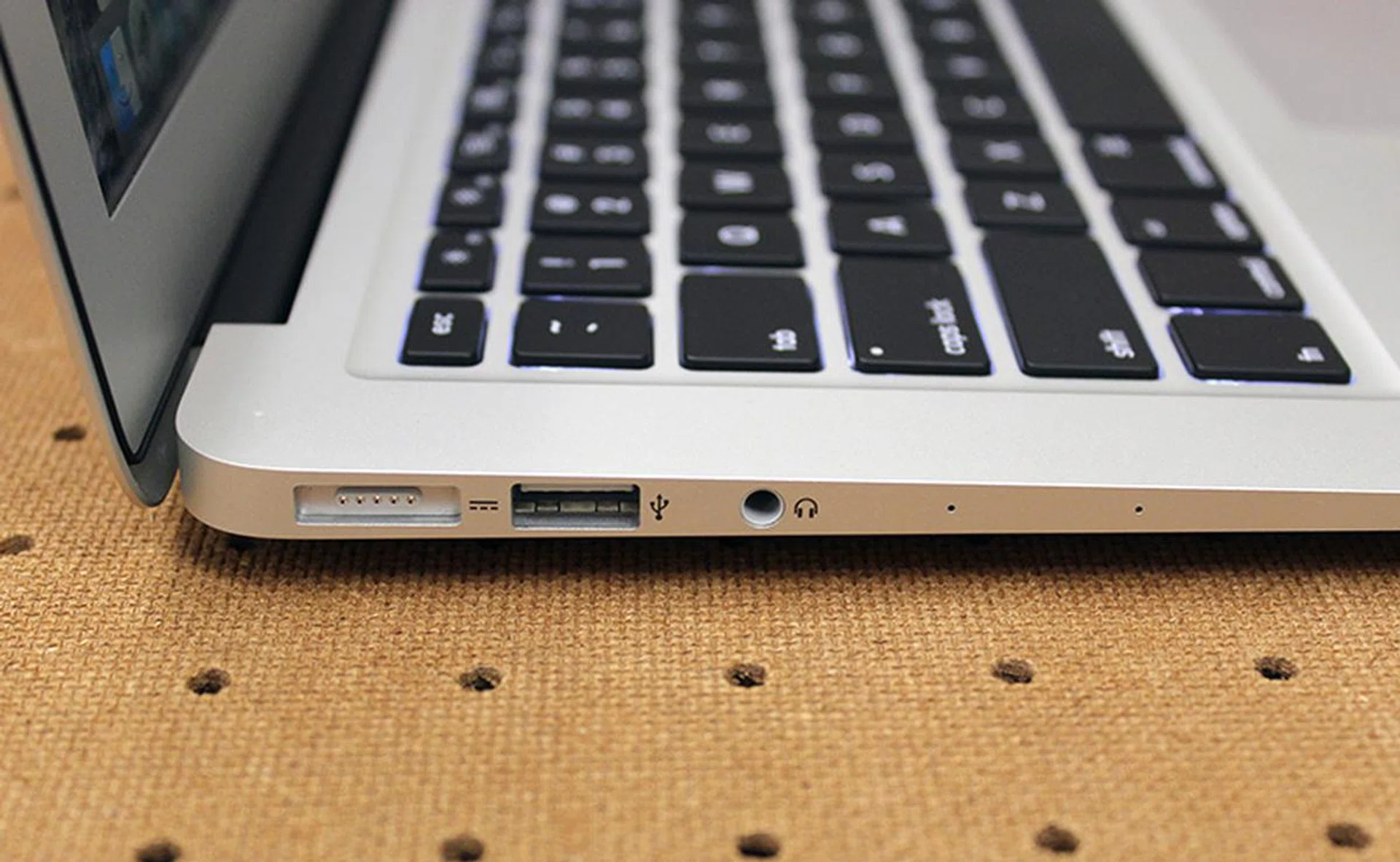On the left side of the MacBook Air sits the MagSafe 2 port, a USB 3.0 port, 3.5mm audio jack and dual microphones.