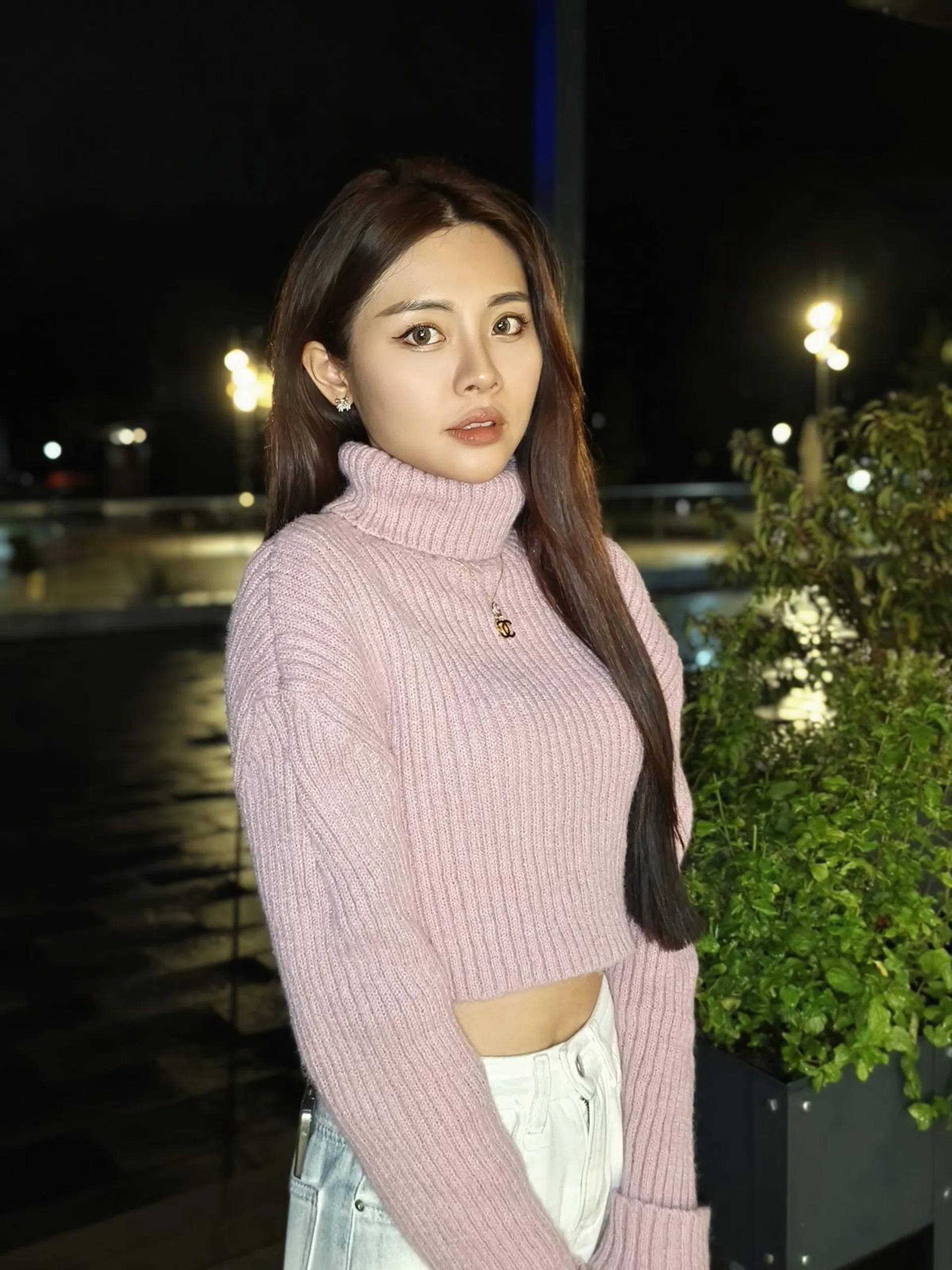 35mm, portrait mode, Aura Light fill light switched on, automatic settings. Photo: HWZ.