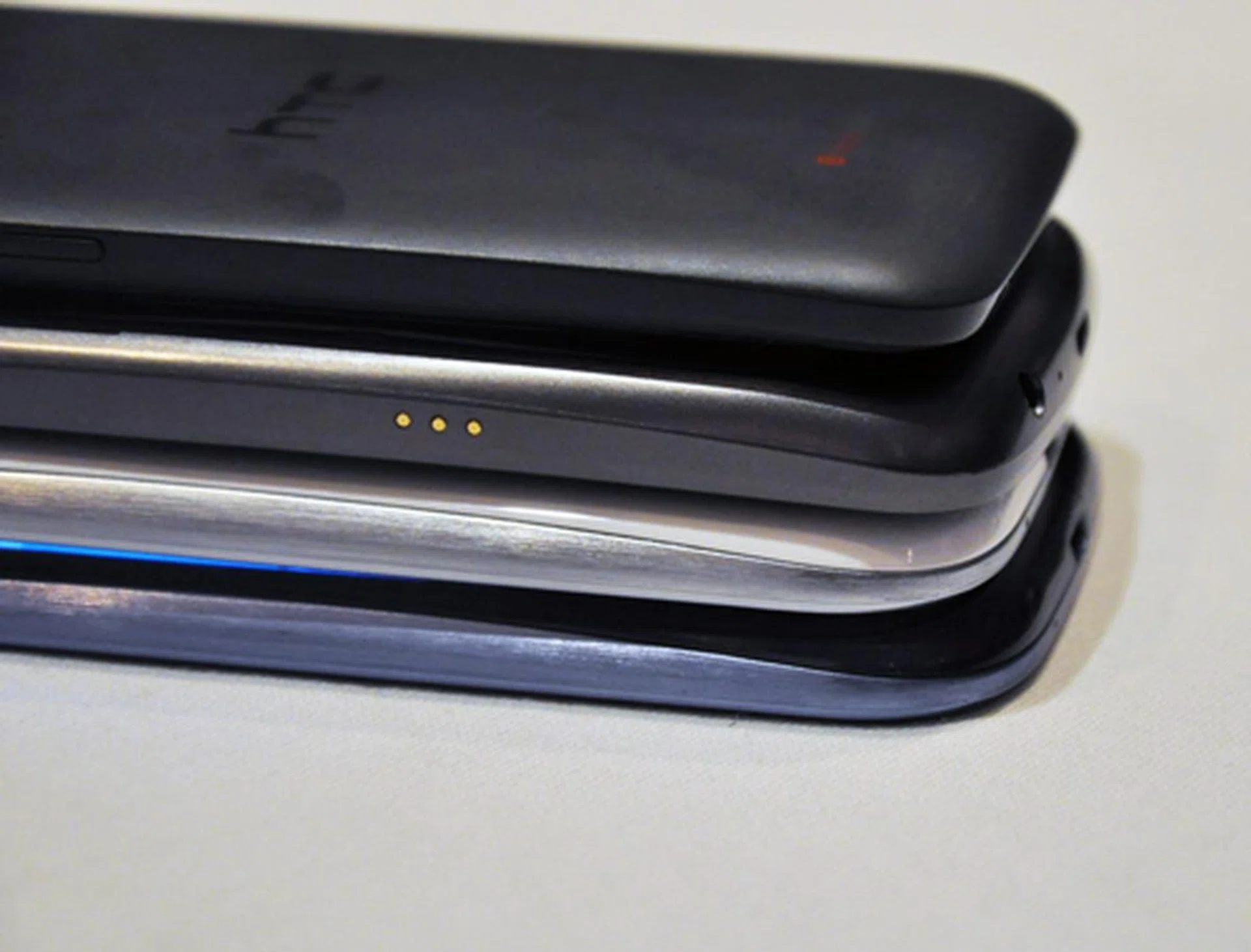 We sort of like the silver touch done to the sides of the Galaxy S III. At 8.6mm thin, it is the thinnest out of the lot (HTC One X = 8.9mm, Samsung Galaxy Nexus = 8.94mm). 