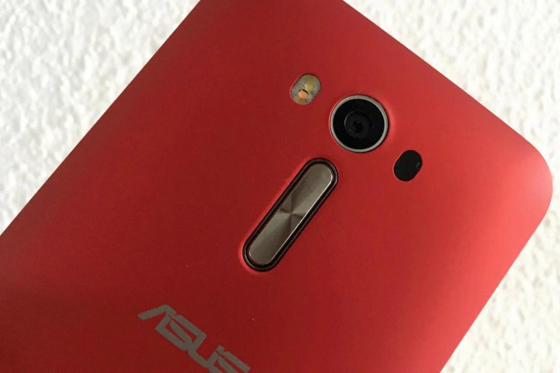 The rear volume control has a metallic finish and provides good tactile feedback .