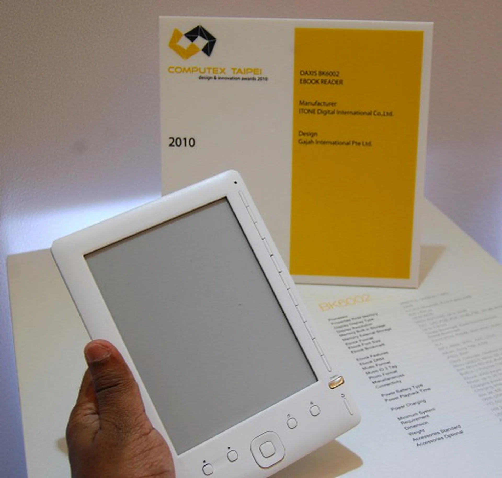 The Oaxis BK6002 meanwhile has received a Computex 2010 award for its design, which is done by Gajah. It has similar specs as the BK6001. 