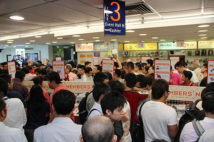 Over at Funan, the Challenger Members' Night commenced at 6pm. Many items were on discount. Just look at the turnout!