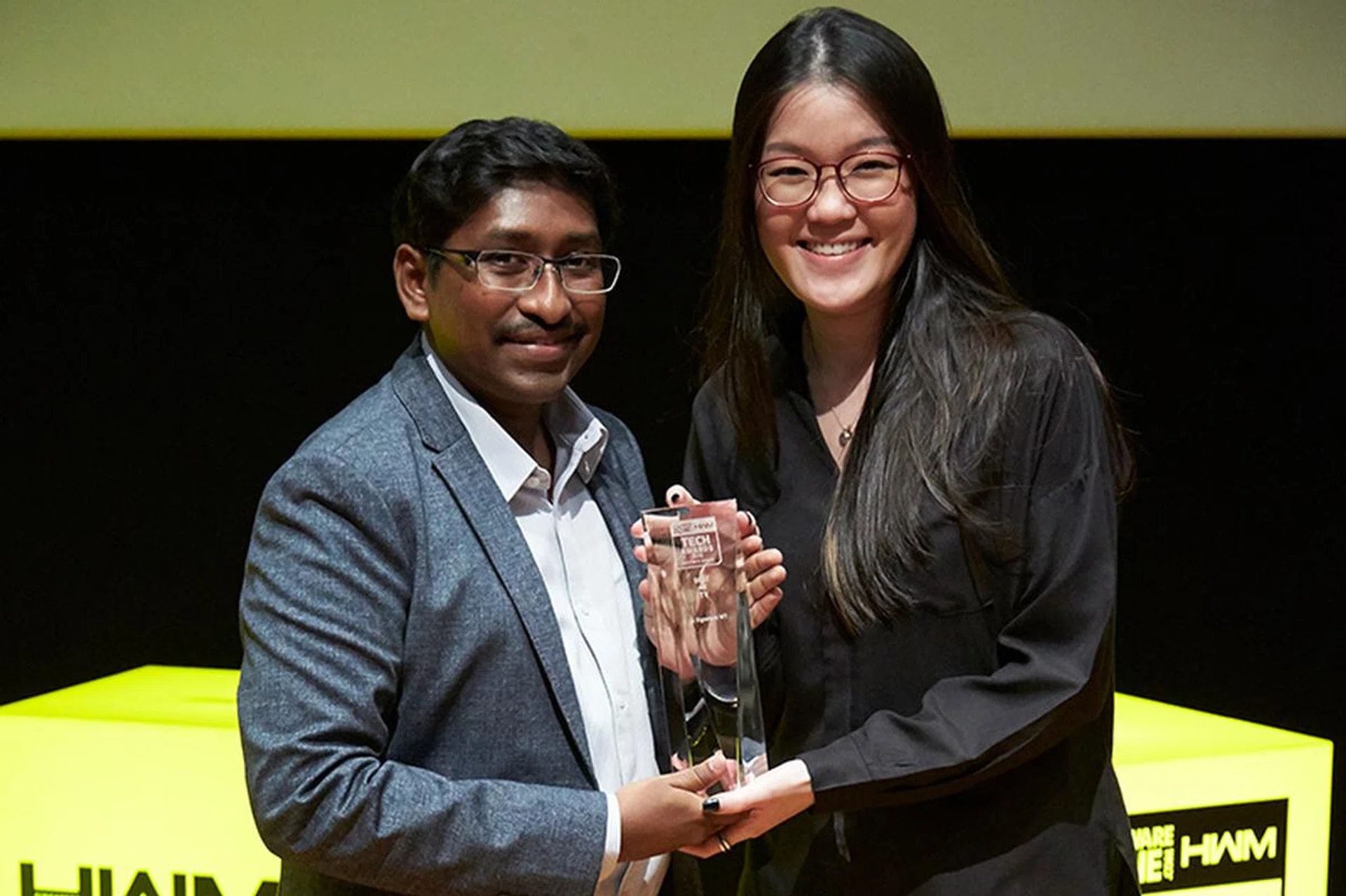LG walks home with 2 Editors' Choice awards, including Best Ultra-portable Notebook and Best 4K TV. Receiving the awards here is Ms. Sharon Soon, Product Manager for the Home Entertainment and IT Division.