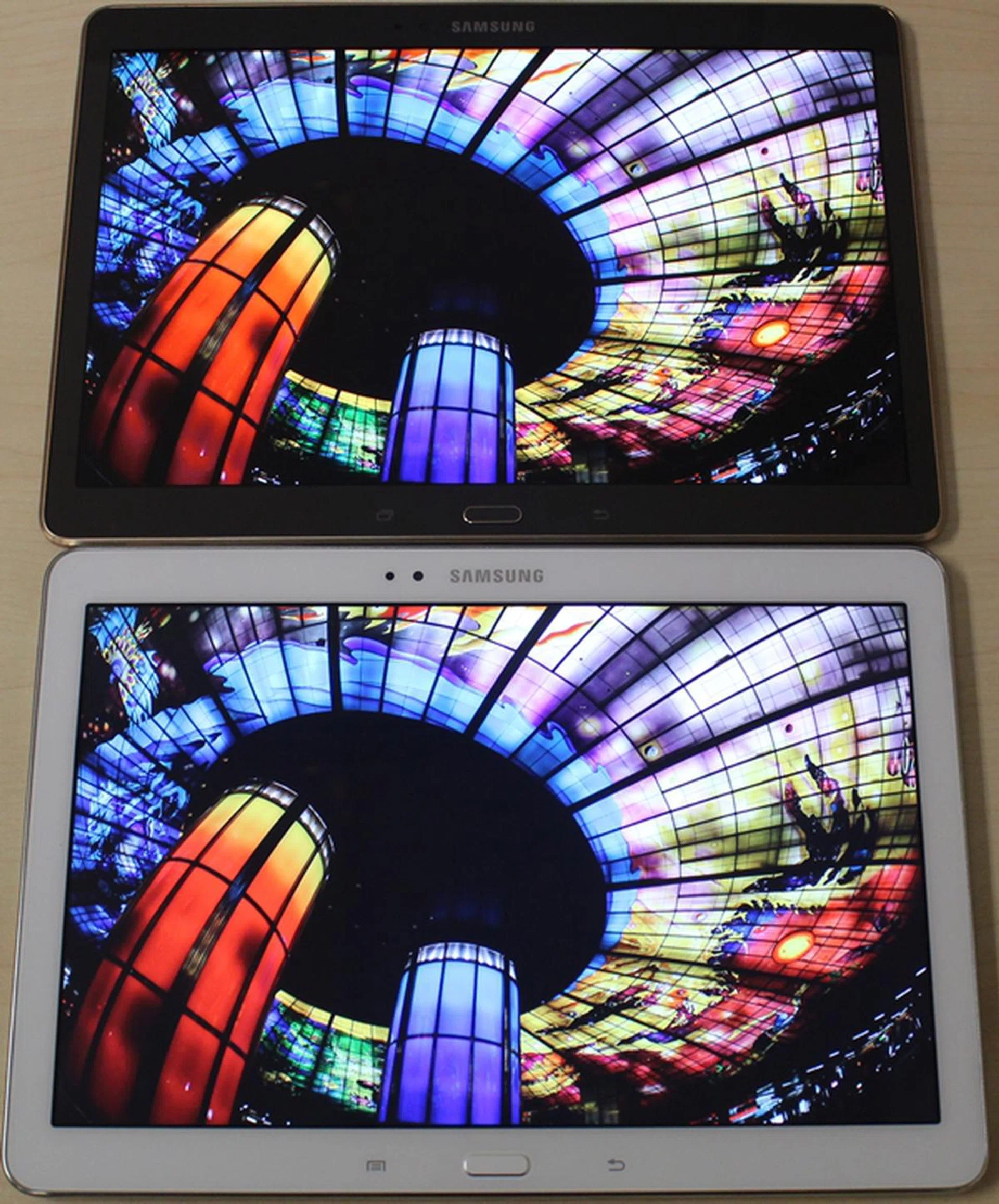Looking at the bottom left corner of the photo, it is evident that the Samsung Galaxy Tab S (10.5) has more vibrant colors than the Galaxy Note 10.1 2014 Edition (bottom device).