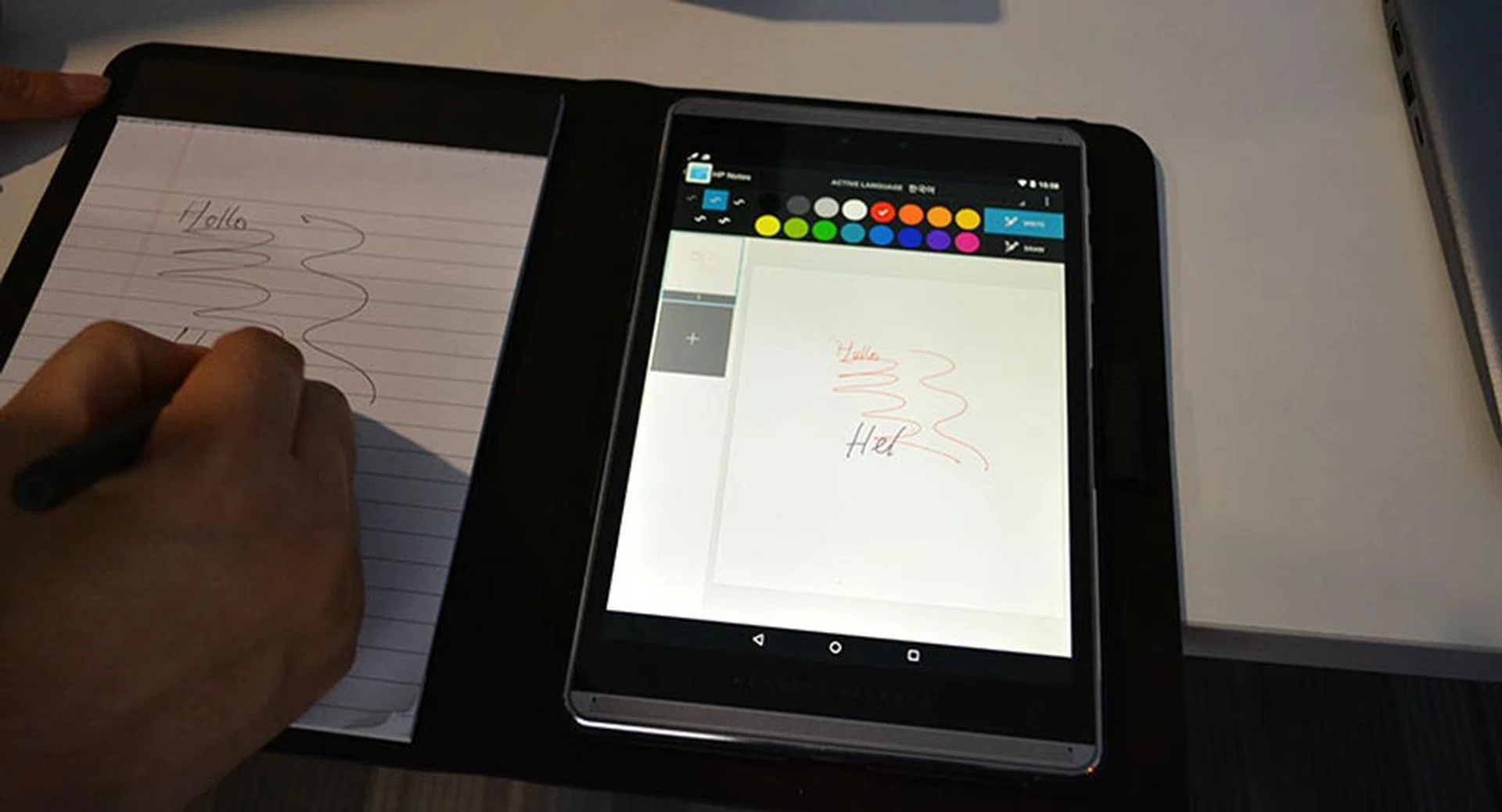 When paired with a HP Pro Slate 8, the HP Duet pen allows you to write simultaneously on a real notepad and the notepad app.