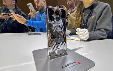 Xiaomi 15 in Liquid Silver. Photo: HWZ.