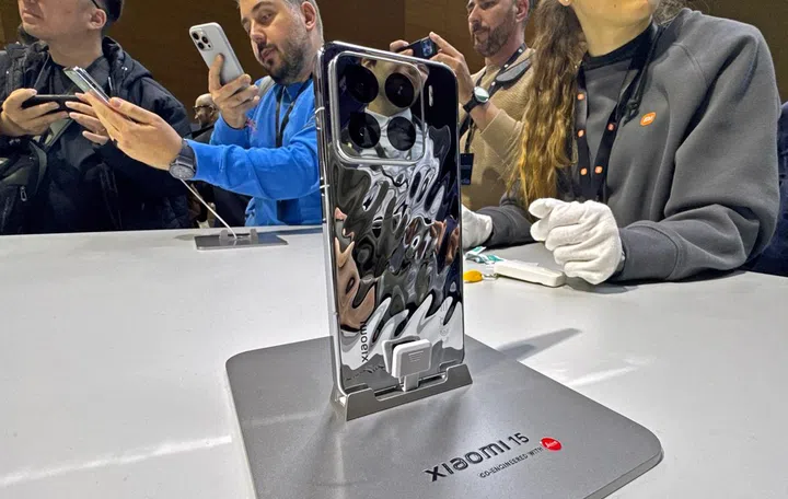 Xiaomi 15 in Liquid Silver. Photo: HWZ.