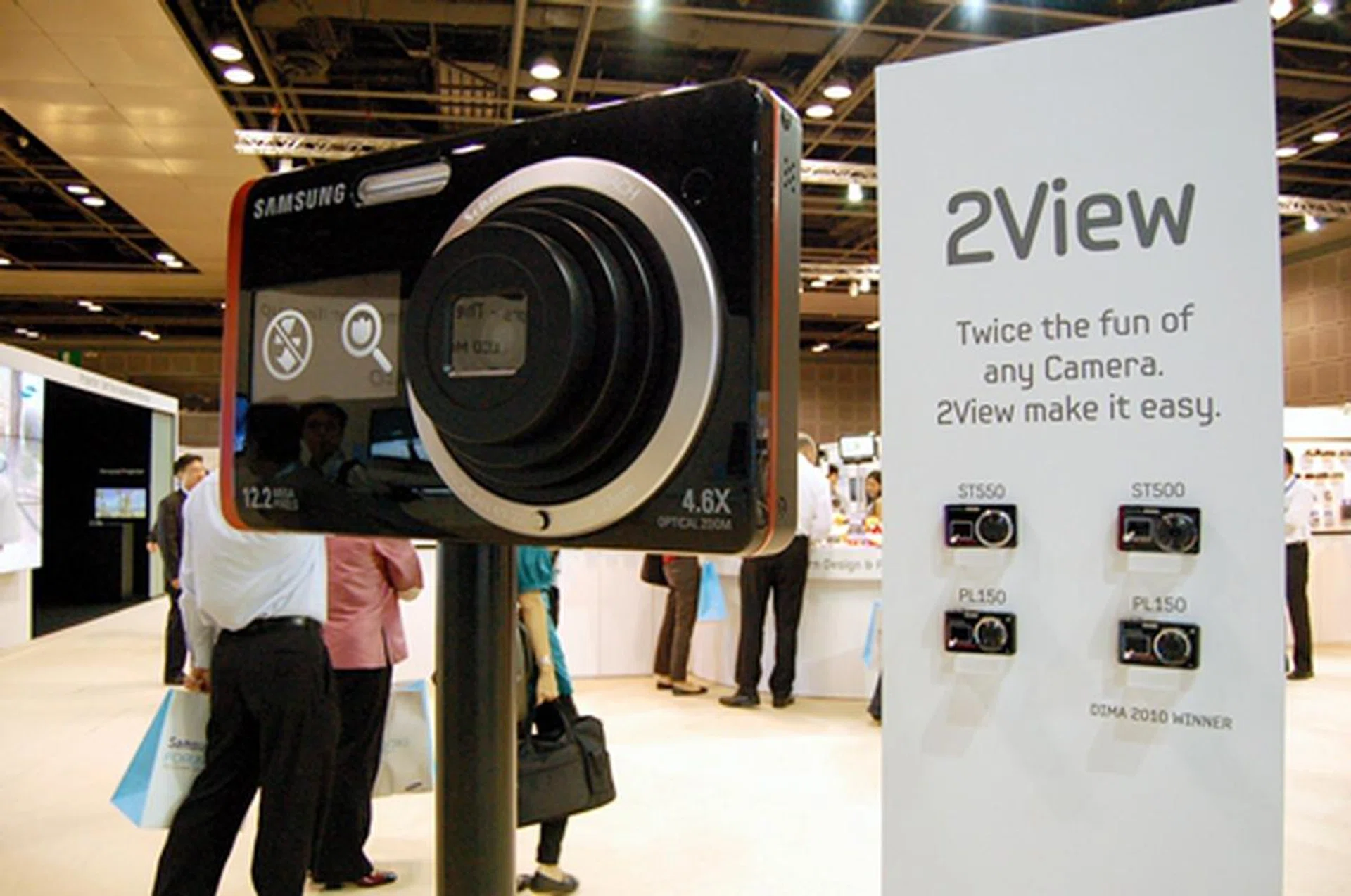 Greeting us at the front of the Conference room was a signage that showcased Samsung's dual LCD screen compact series, including the ST550, ST500, PL150 and PL100.