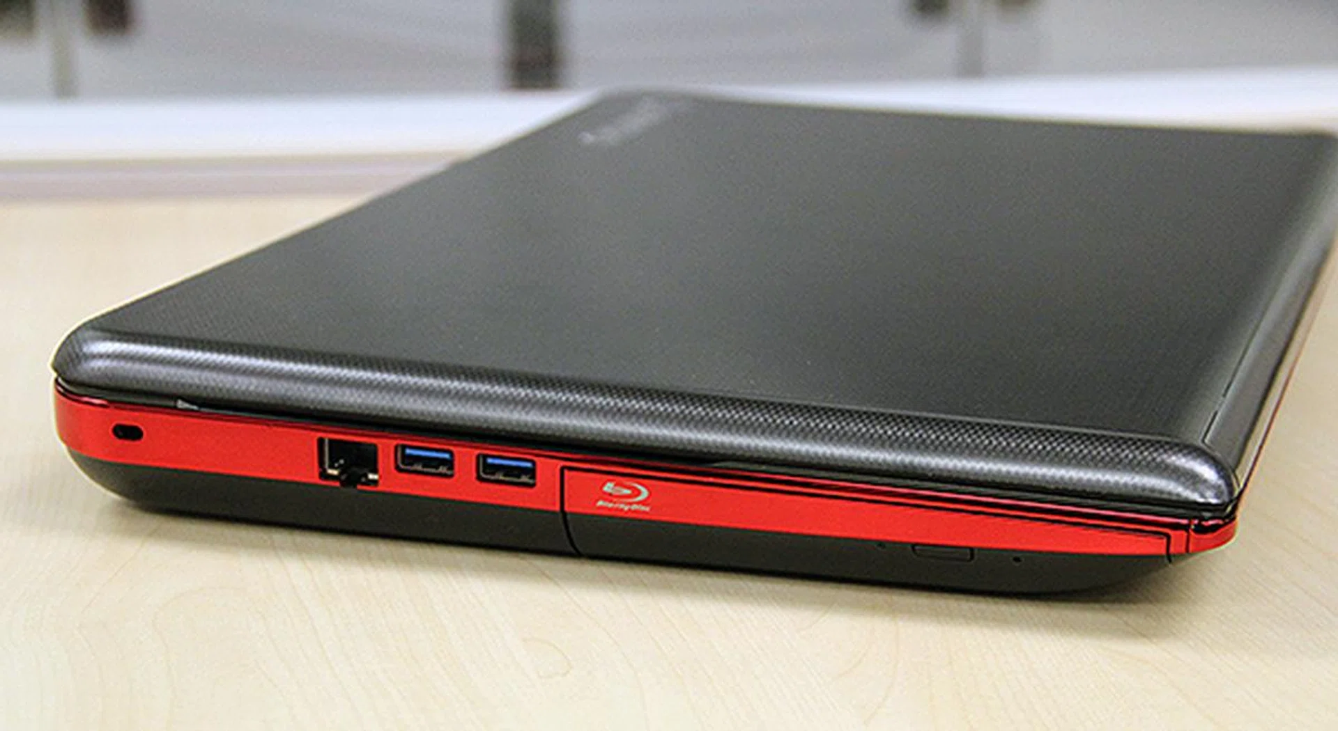 On the left, we find an Ethernet port, two USB 3.0 ports and a Blu-ray drive.