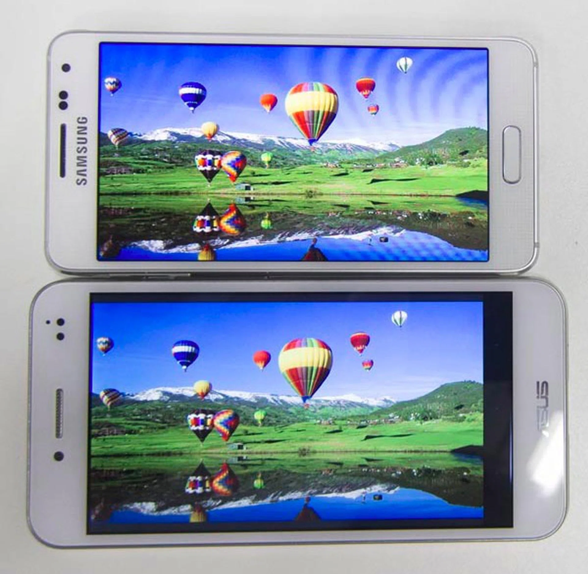 Though Super AMOLED displays render colors more vibrantly, we noted that the blue hue had much higher saturation than expected. Compared against the Samsung Galaxy Alpha here is an ASUS PadFone S which sports a 5-inch IPS display.