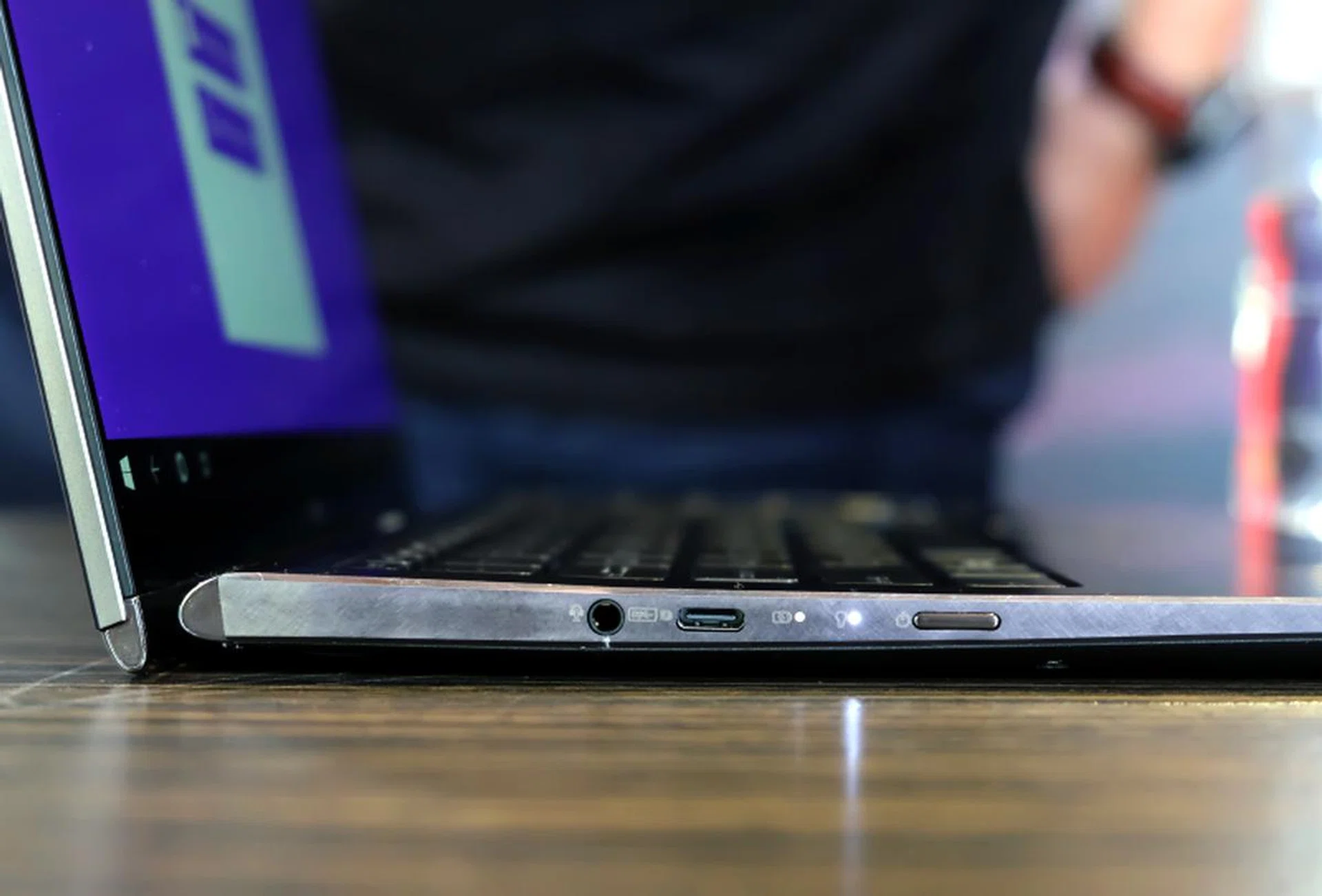 On the left of the ZenBook Flip 13, we have a single audio combo jack and a USB-C port supporting USB 3.1 Gen 1 (5Gbps). Note how slim the ZenBook Flip 13 is.