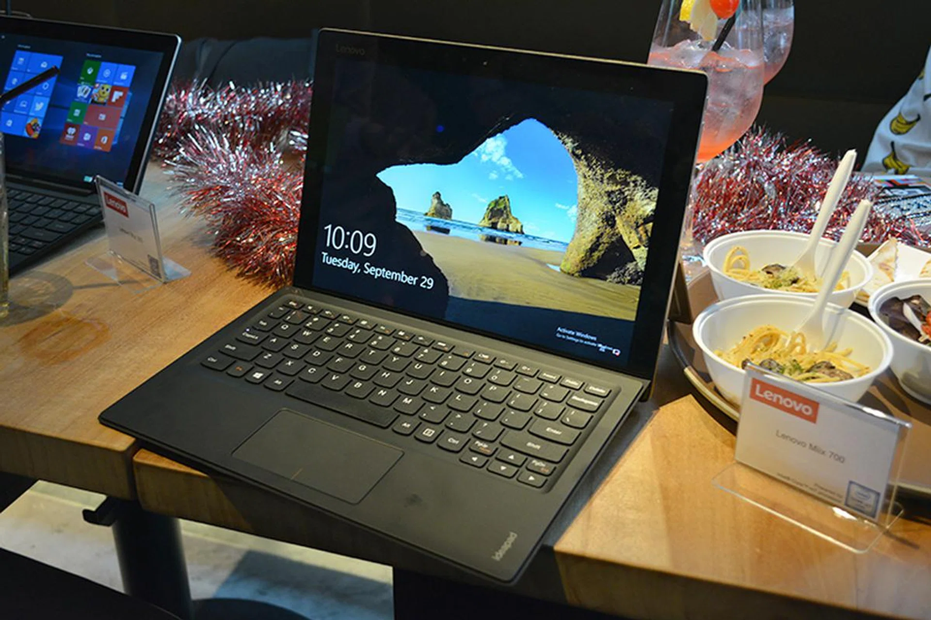The detachable keyboard of the Miix 700 attaches to the display with a magnetic hinge, much like on the Surface Pro 4.