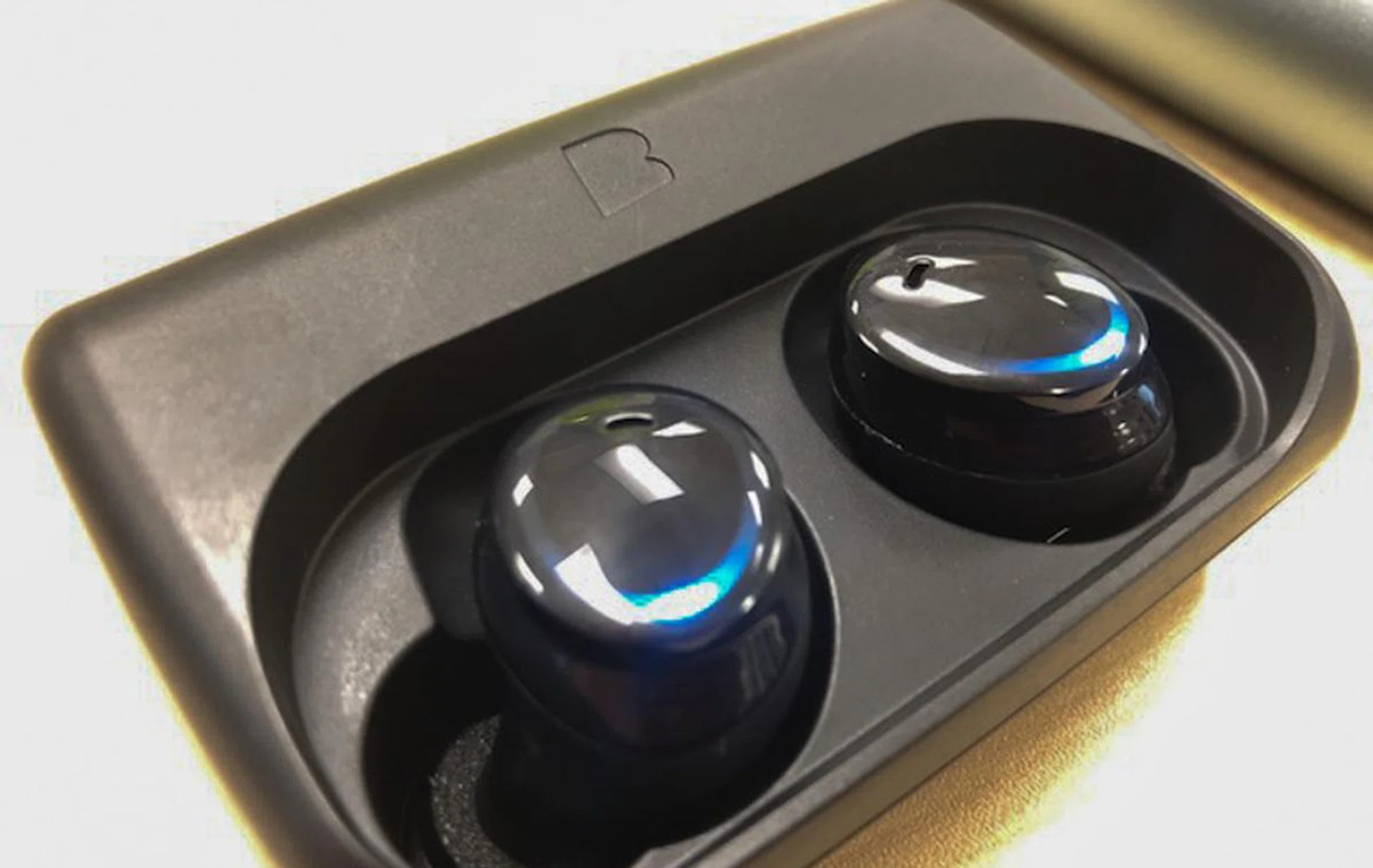 The color of the LEDs indicates how much battery life the Dash Pro has.