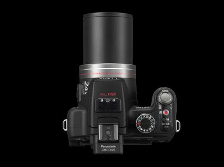 The FZ100 has a remarkable optical zoom function of up to 24x (with Intelligent Zoom, this can go up to 32x equivalent).