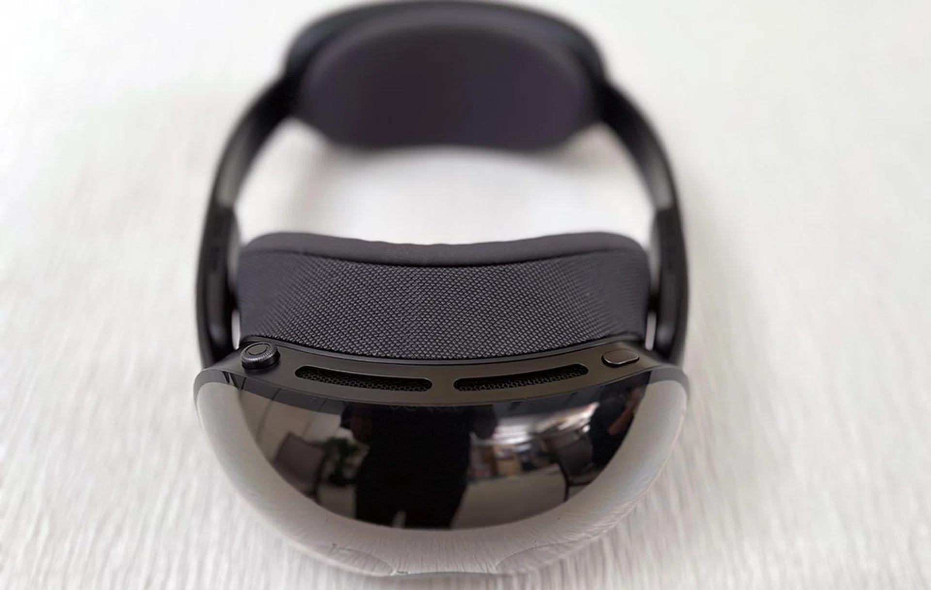 Controls are simple and intuitive. Rotate to adjust the volume, and click the  dial to recenter the screen. The other button lets you turn on and off passthrough mode