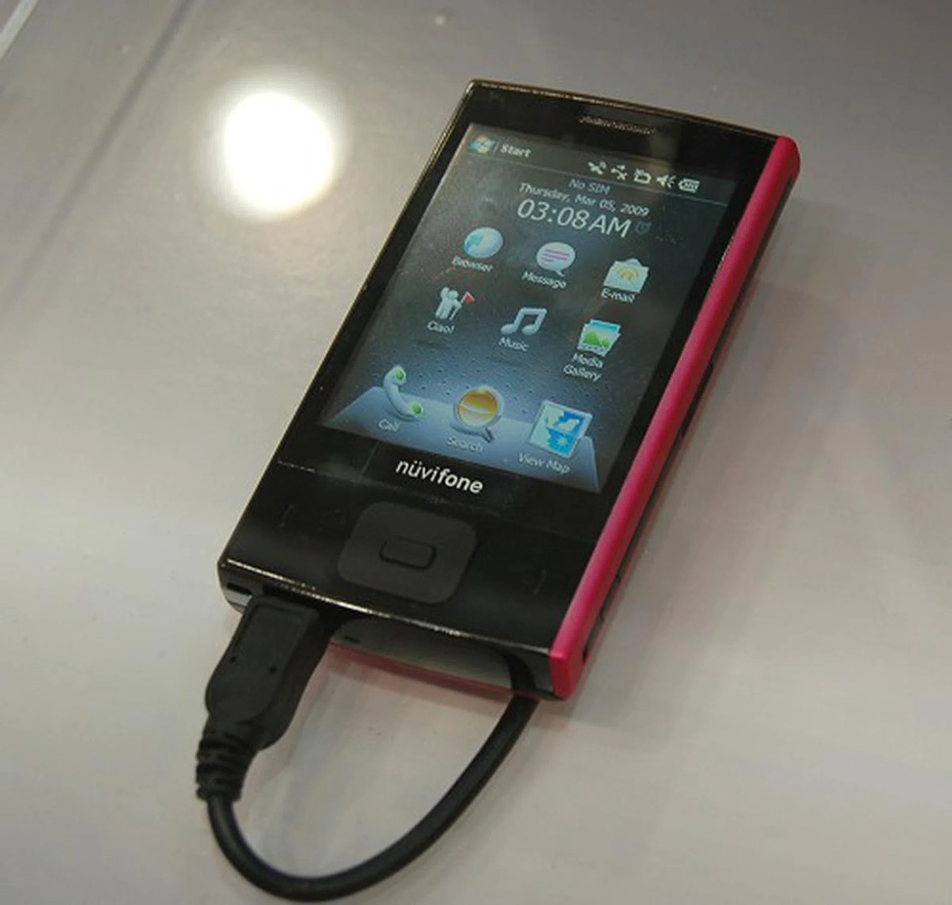  The nuvifone M20 has a 2.8-inch VGA display, internal storage of either 4GB/8GB and has download speeds up to 7.2Mbps with its HSDPA capability.  