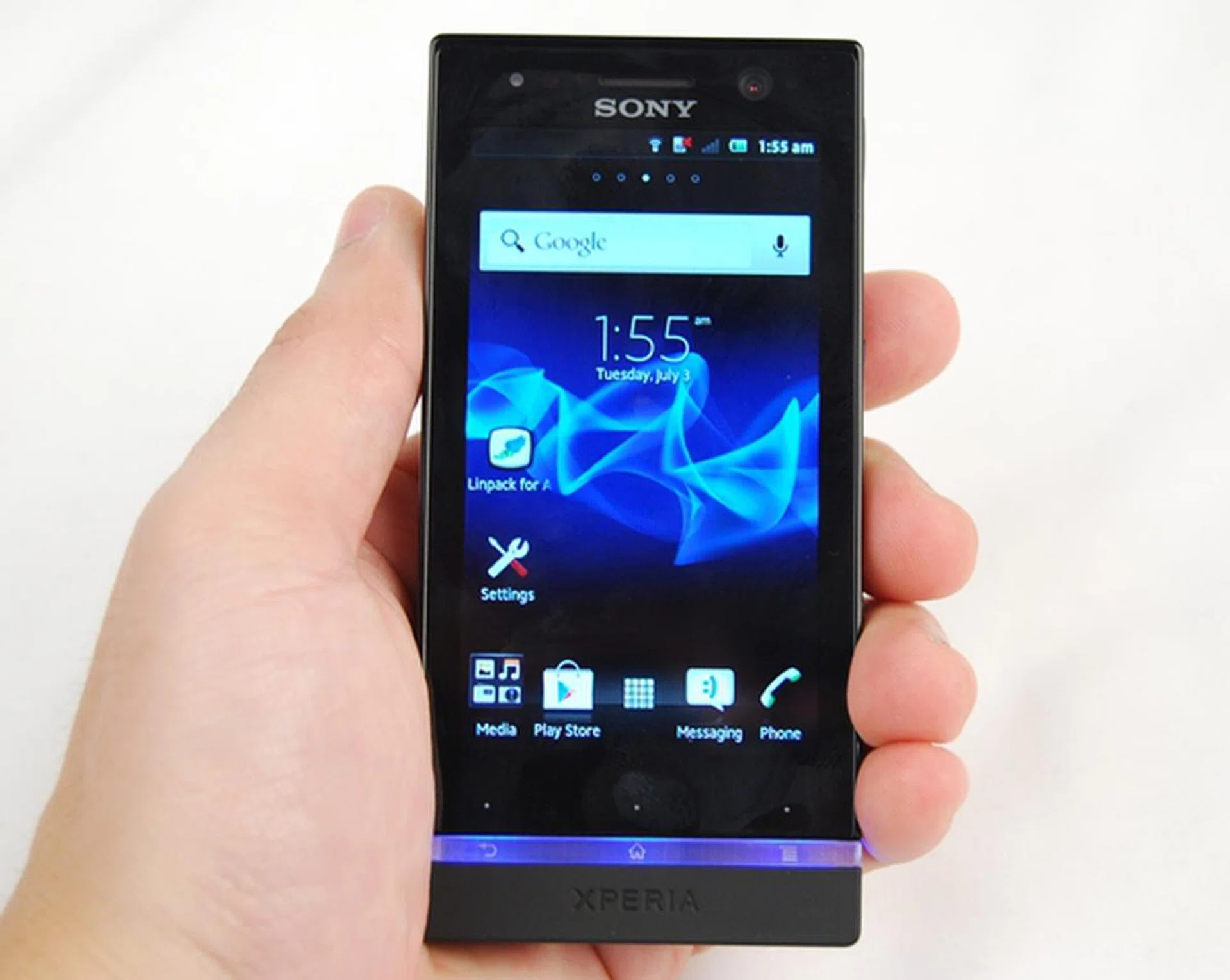 Looking familiar? It's getting hard to differentiate the Sony Xperia models as most sport the same physical attributes. The only obvious difference this time round is its handy size because of a tamer screen size.