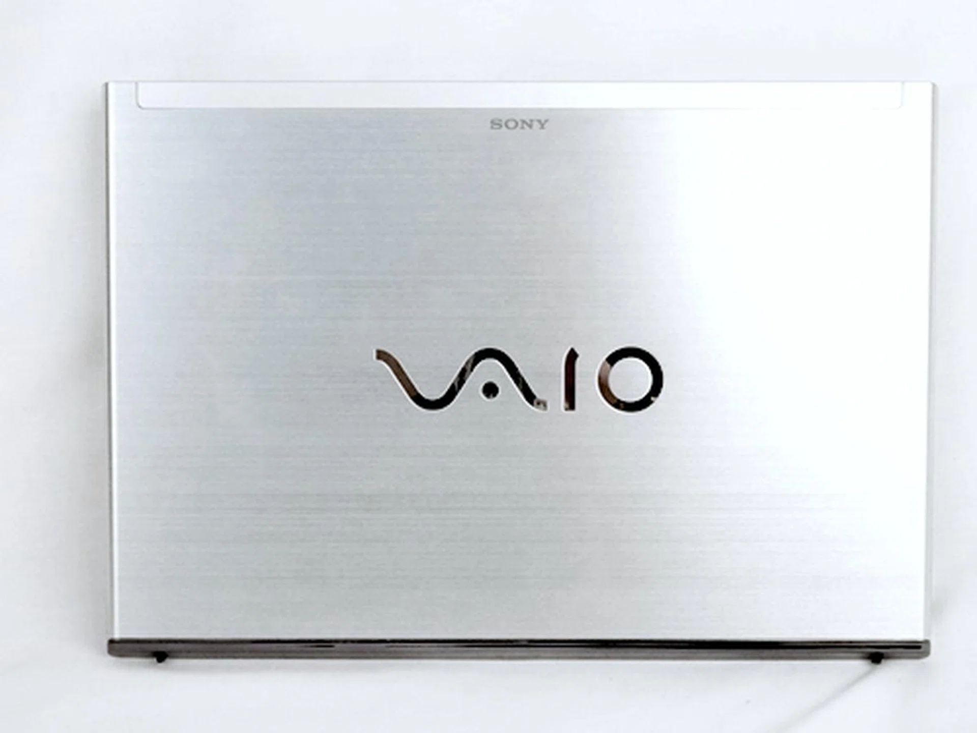 The Sony Vaio T as a slim notebook, lives up to its S$1299 price tag. But it does come with a few compromises that may not appeal to those with higher expectations from a new Ultrabook. 