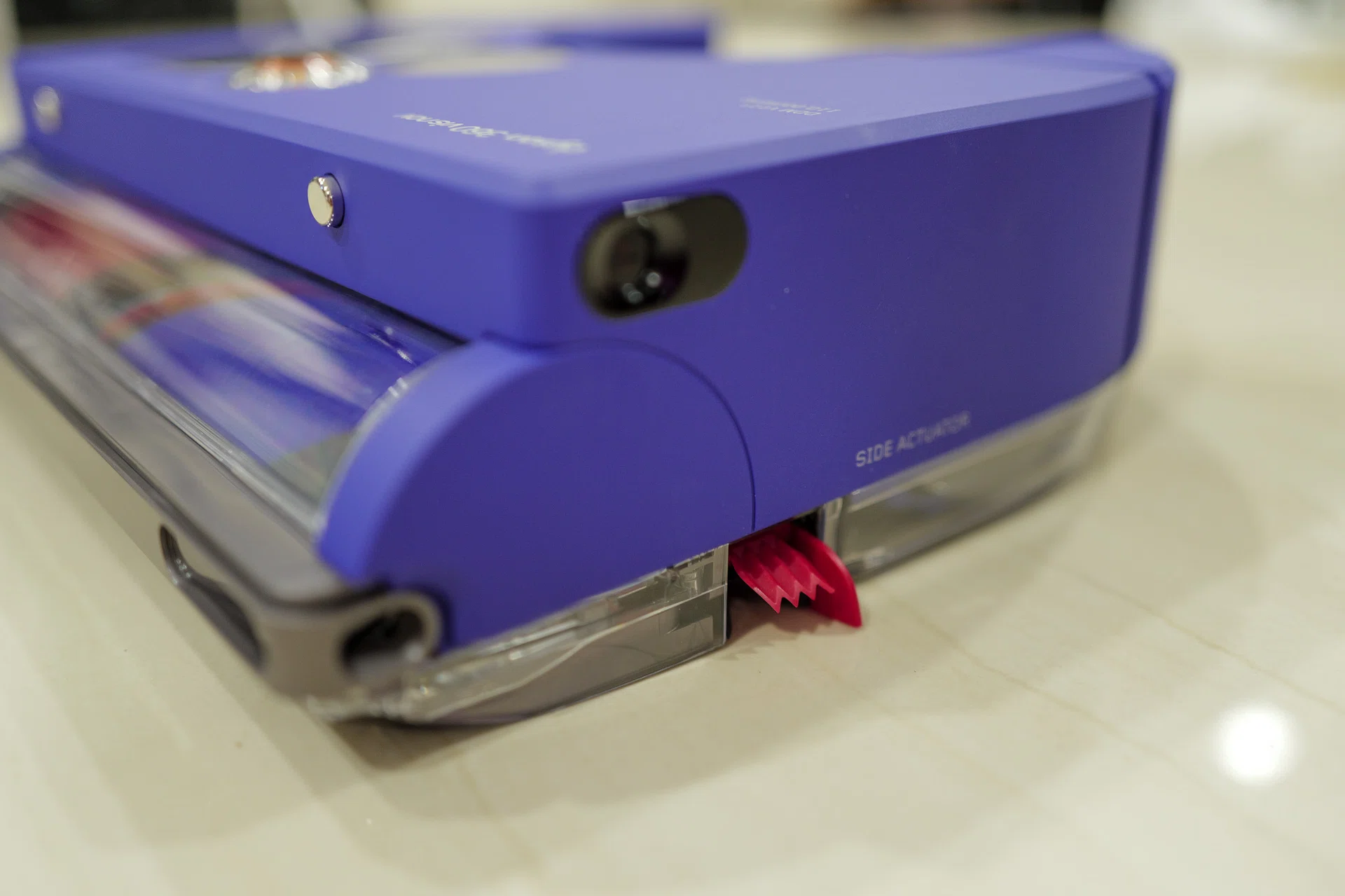 The extending side duct is a very clever and effective engineering feature by Dyson, in my opinion.