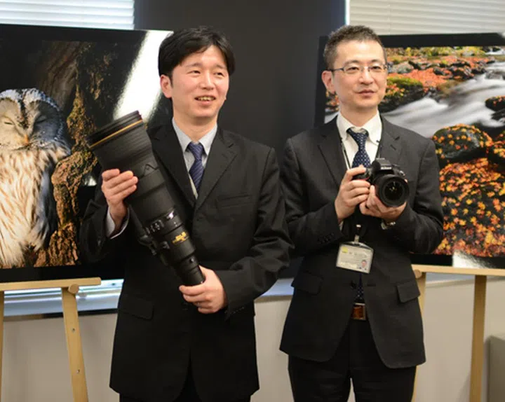 Hiroki Harada (left) with the new AF-S Nikkor 800mm f/5.6E FL ED VR lens. Yoshio Nakamura (right) with the new AF-S Nikkor 18-35mm f/3.5-4.5G ED.